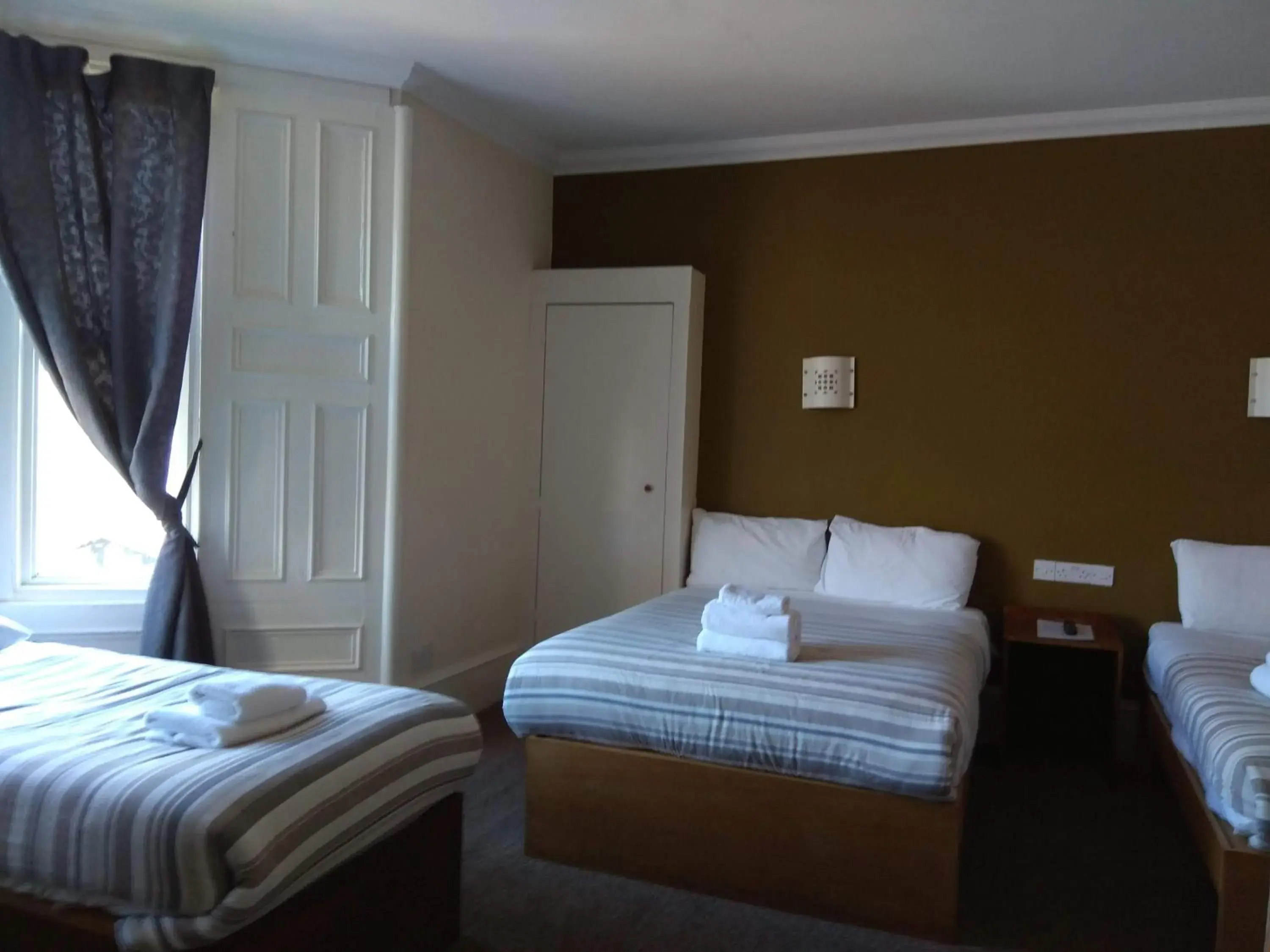 Photo of the whole room, Bed in Glasgow House