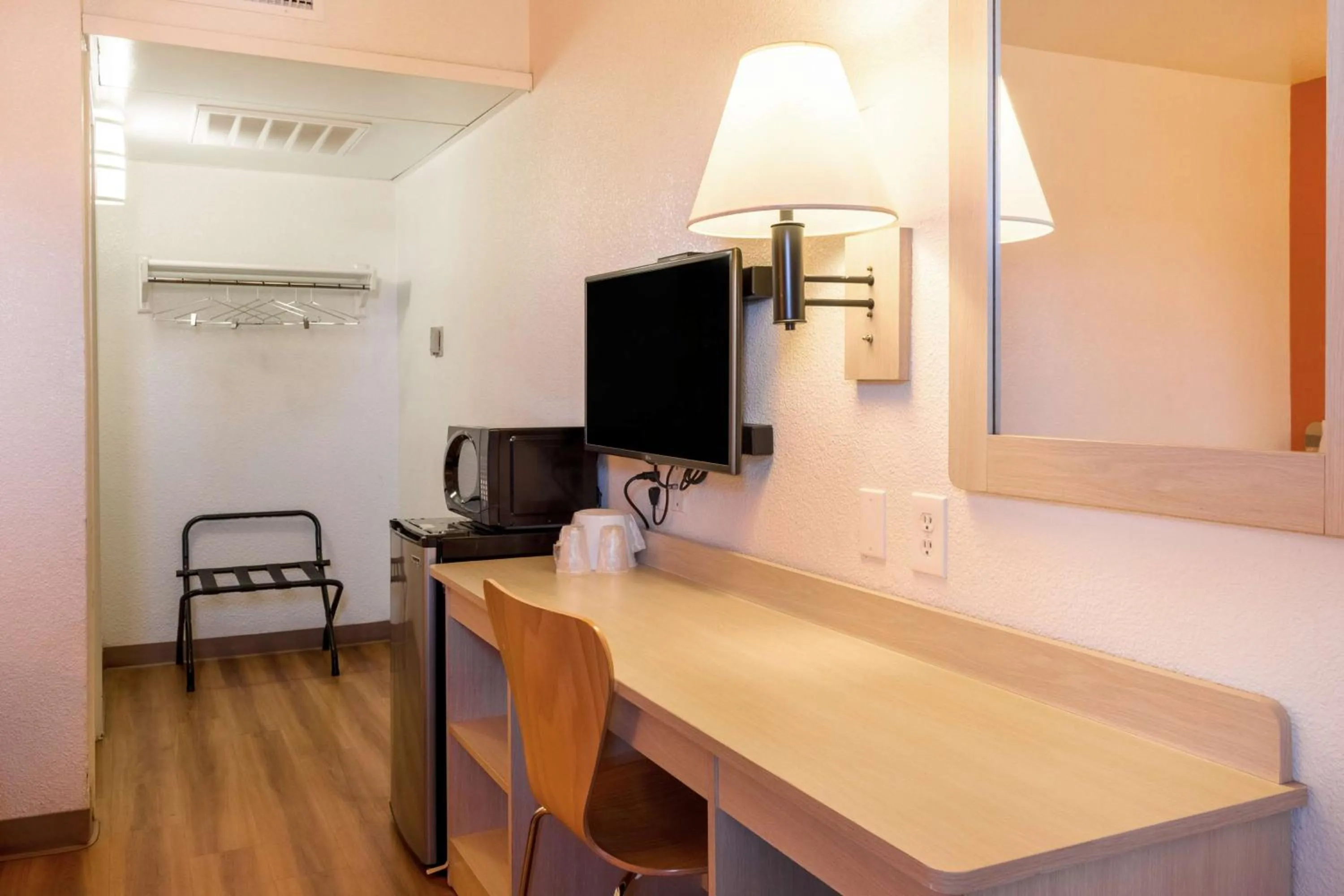 Photo of the whole room in Motel 6-Mojave, CA