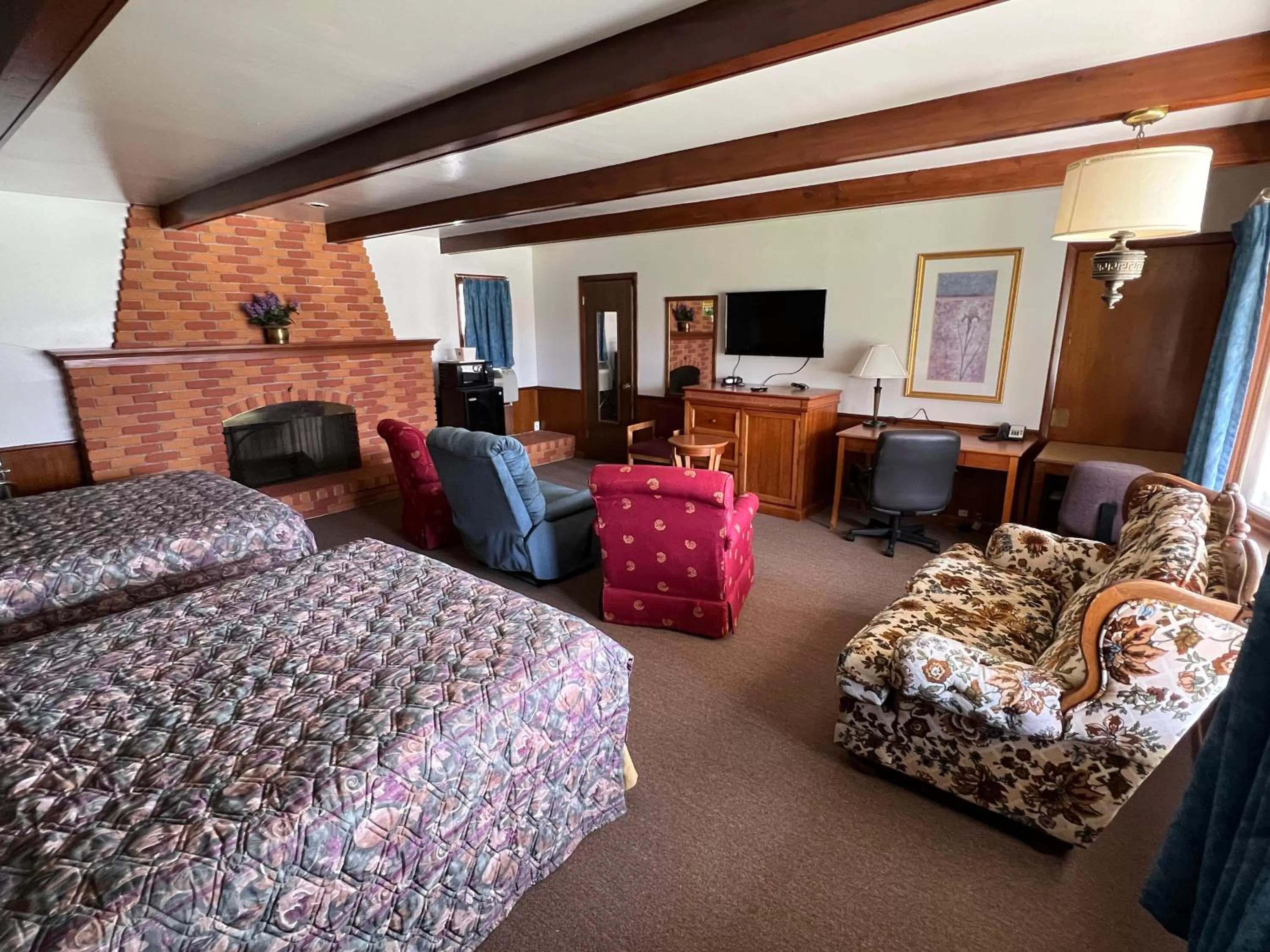 Photo of the whole room in Spinning Wheel Motel