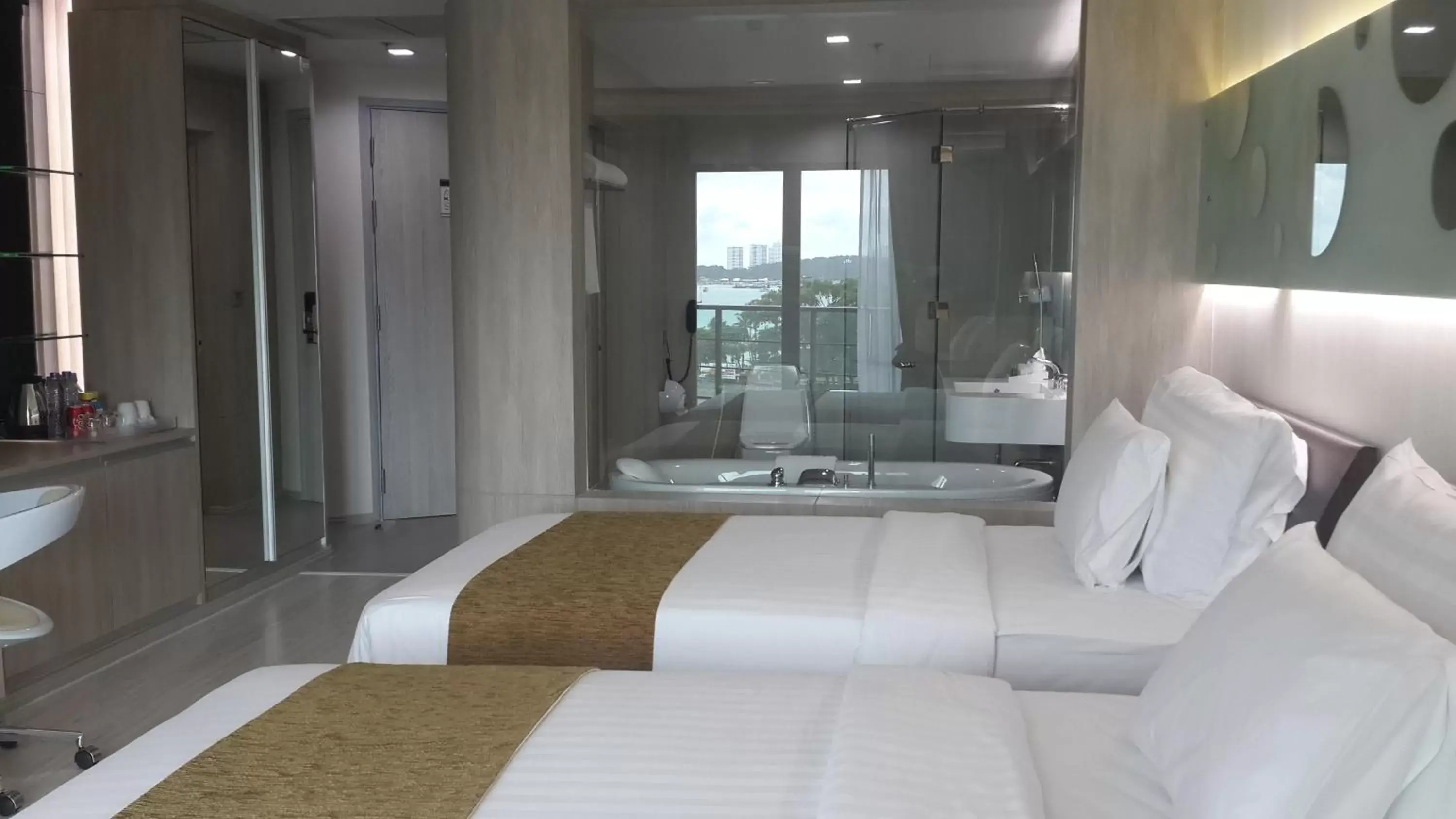 Bathroom, Bed in Pattaya Discovery Beach Hotel - SHA Extra Plus