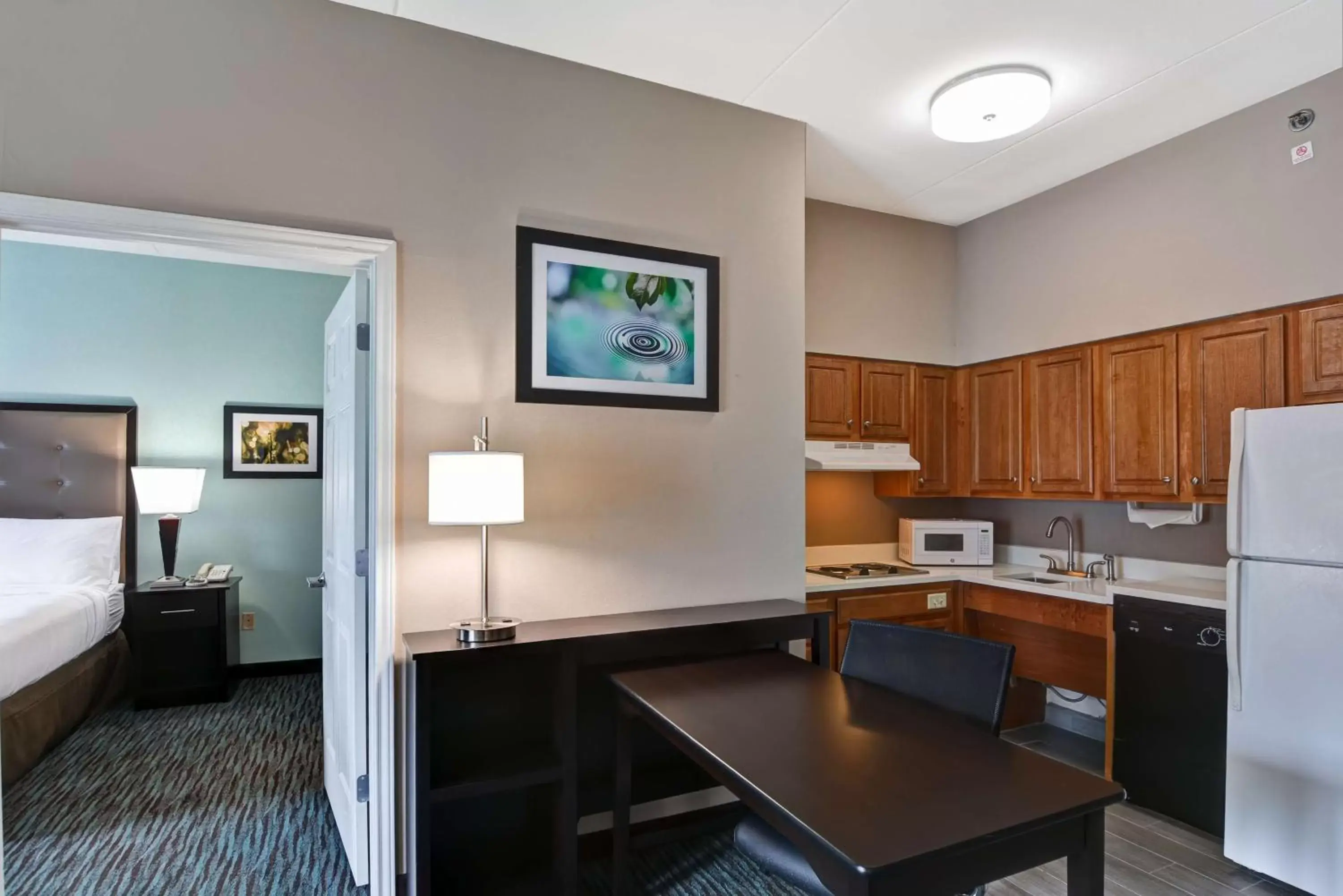 Bedroom, Kitchen/Kitchenette in Homewood Suites by Hilton Aurora Naperville