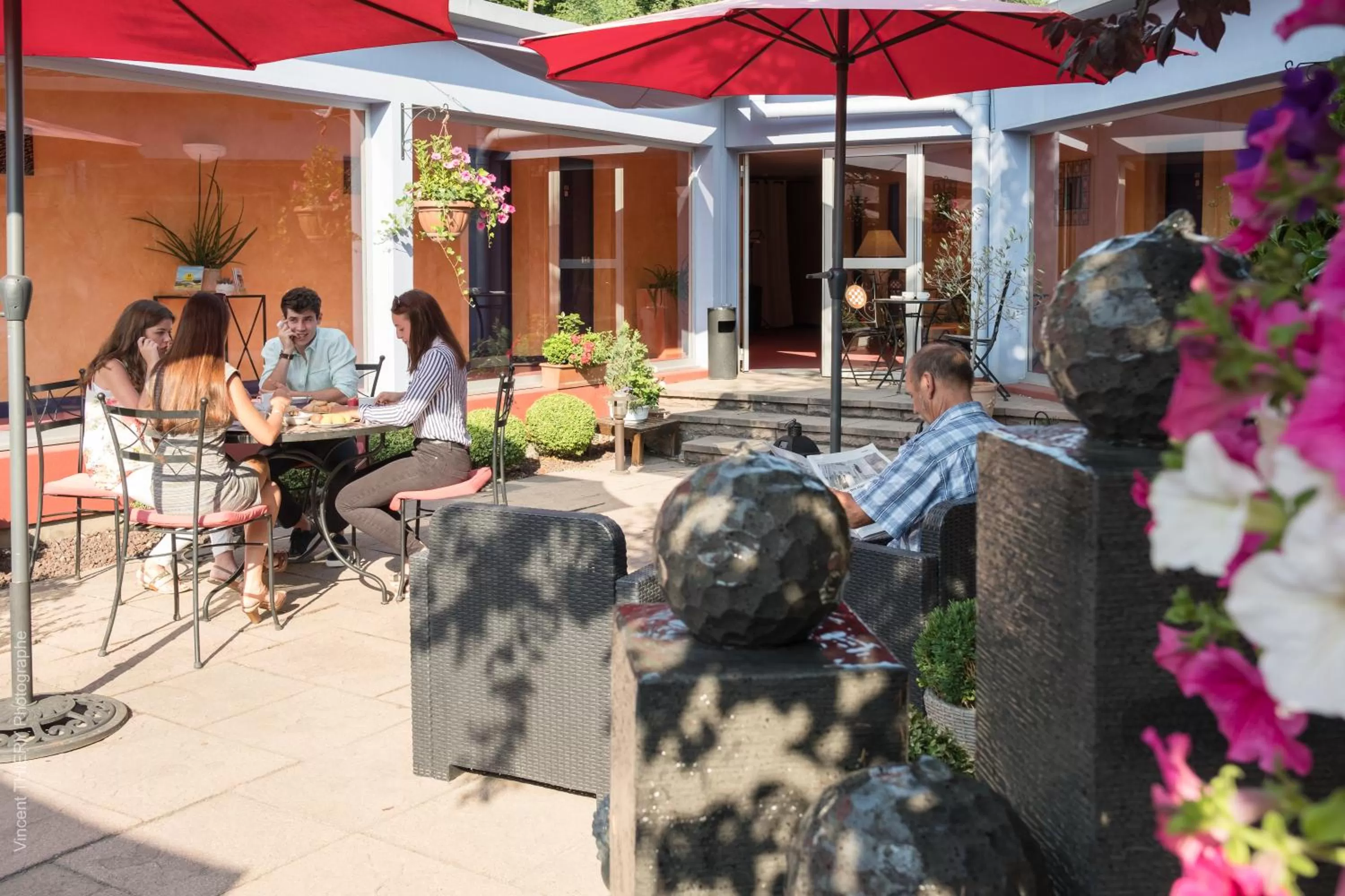 Patio in Logis Hôtel Atrium Epinal Golbey