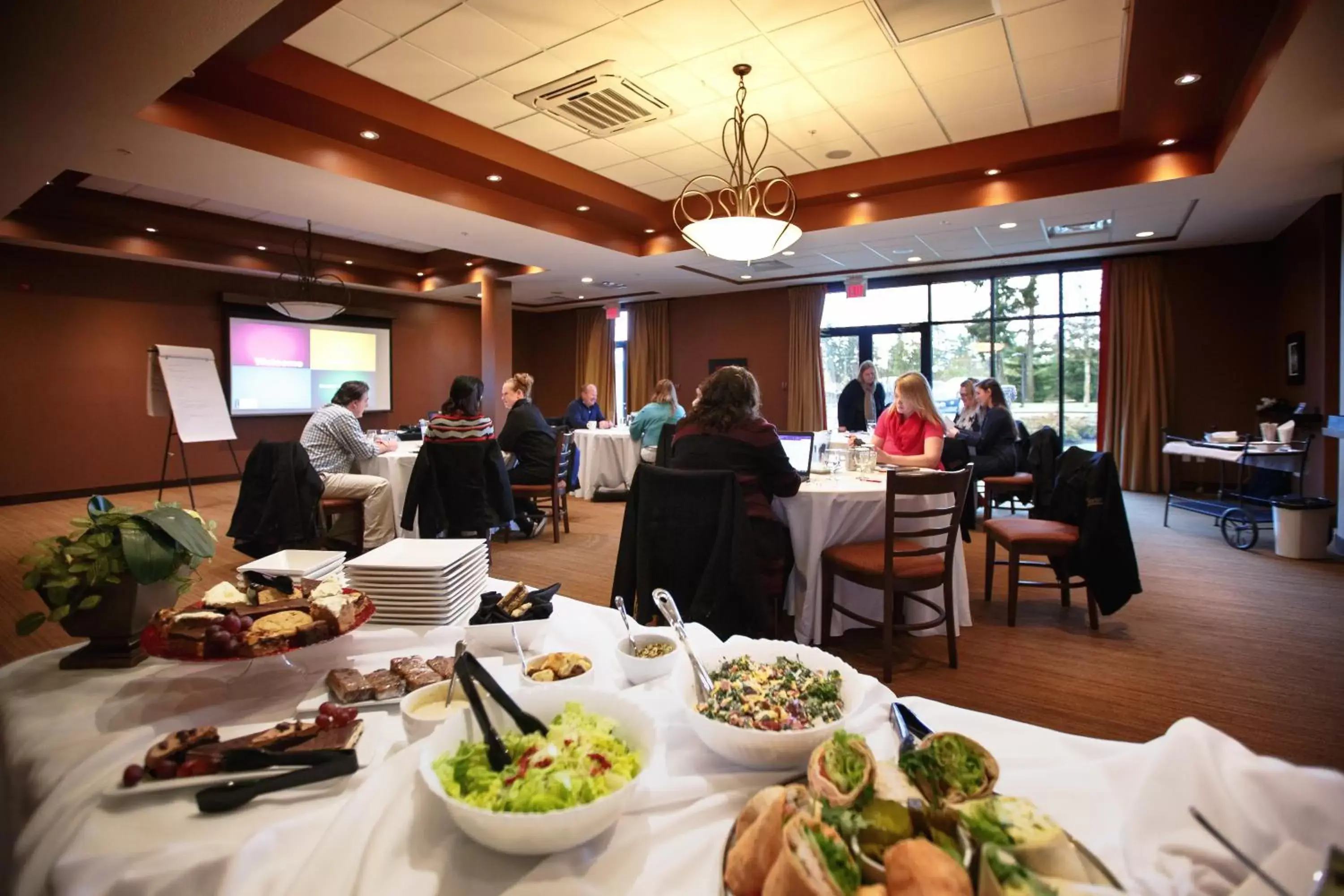 Meeting/conference room, Restaurant/Places to Eat in Sunrise Ridge Waterfront Resort