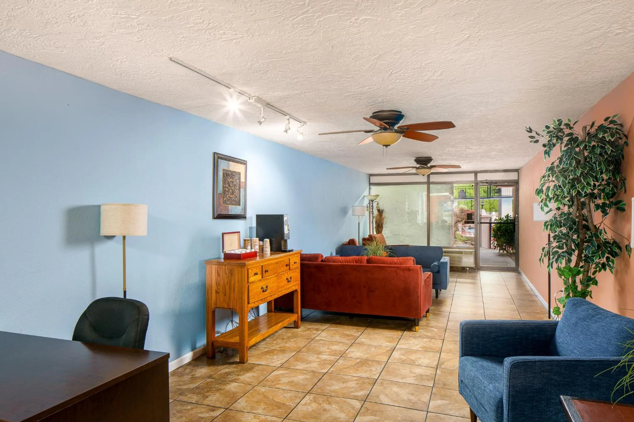 Lobby or reception in Americana Inn a Travelodge by Wyndham