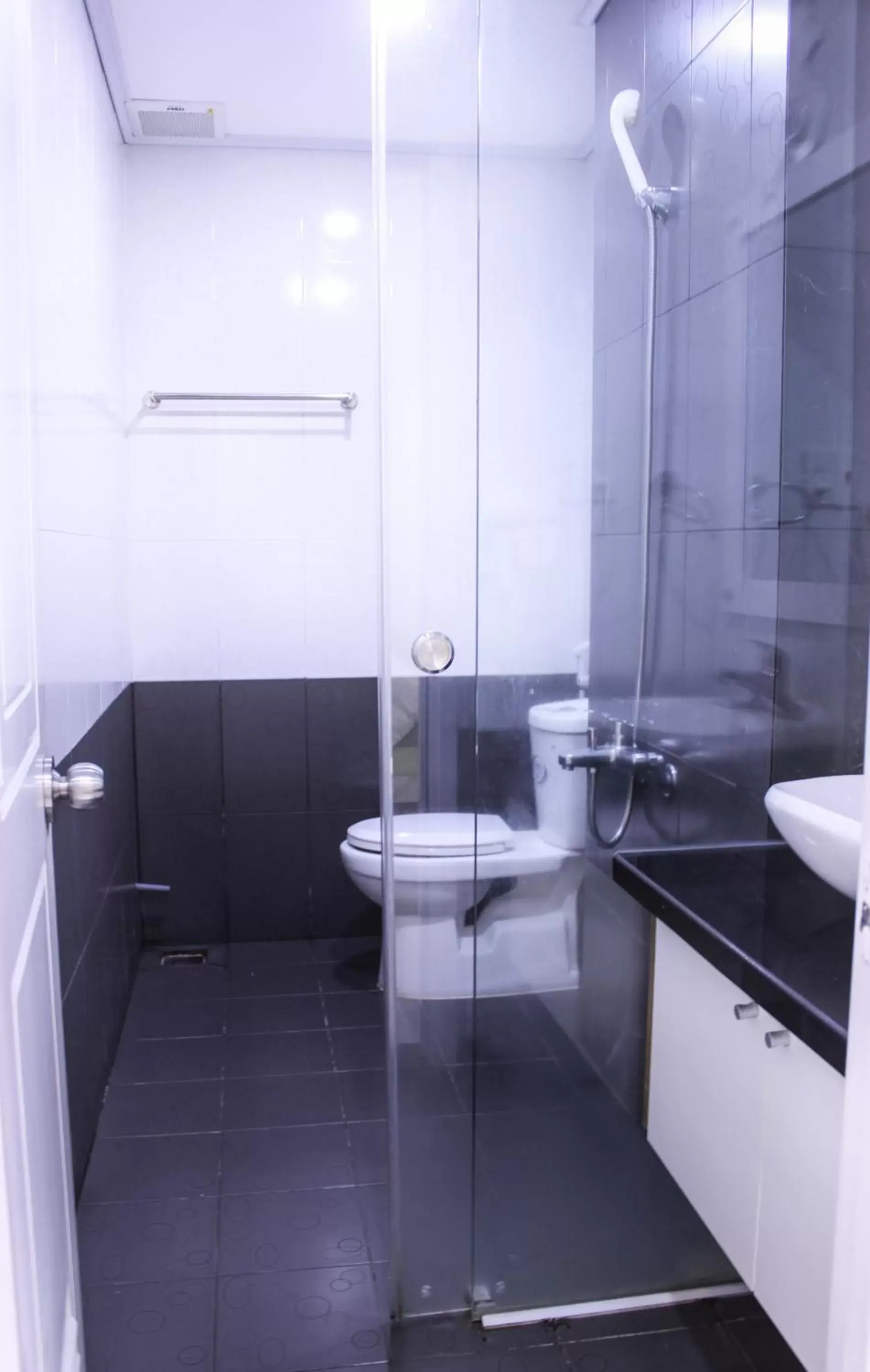 Bathroom in Gold Ocean Apartment