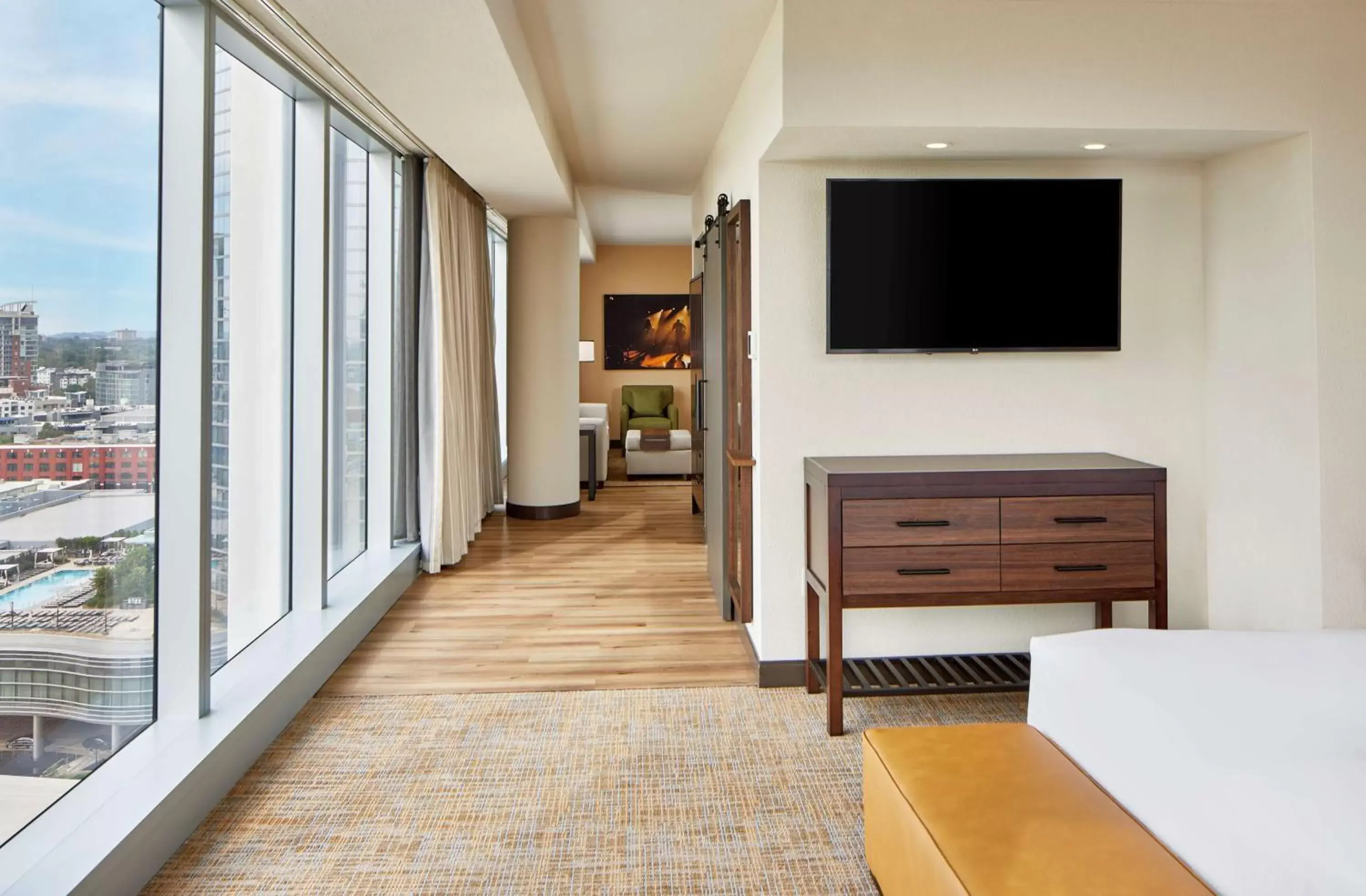 Bed, TV/Entertainment Center in Embassy Suites by Hilton Nashville Downtown