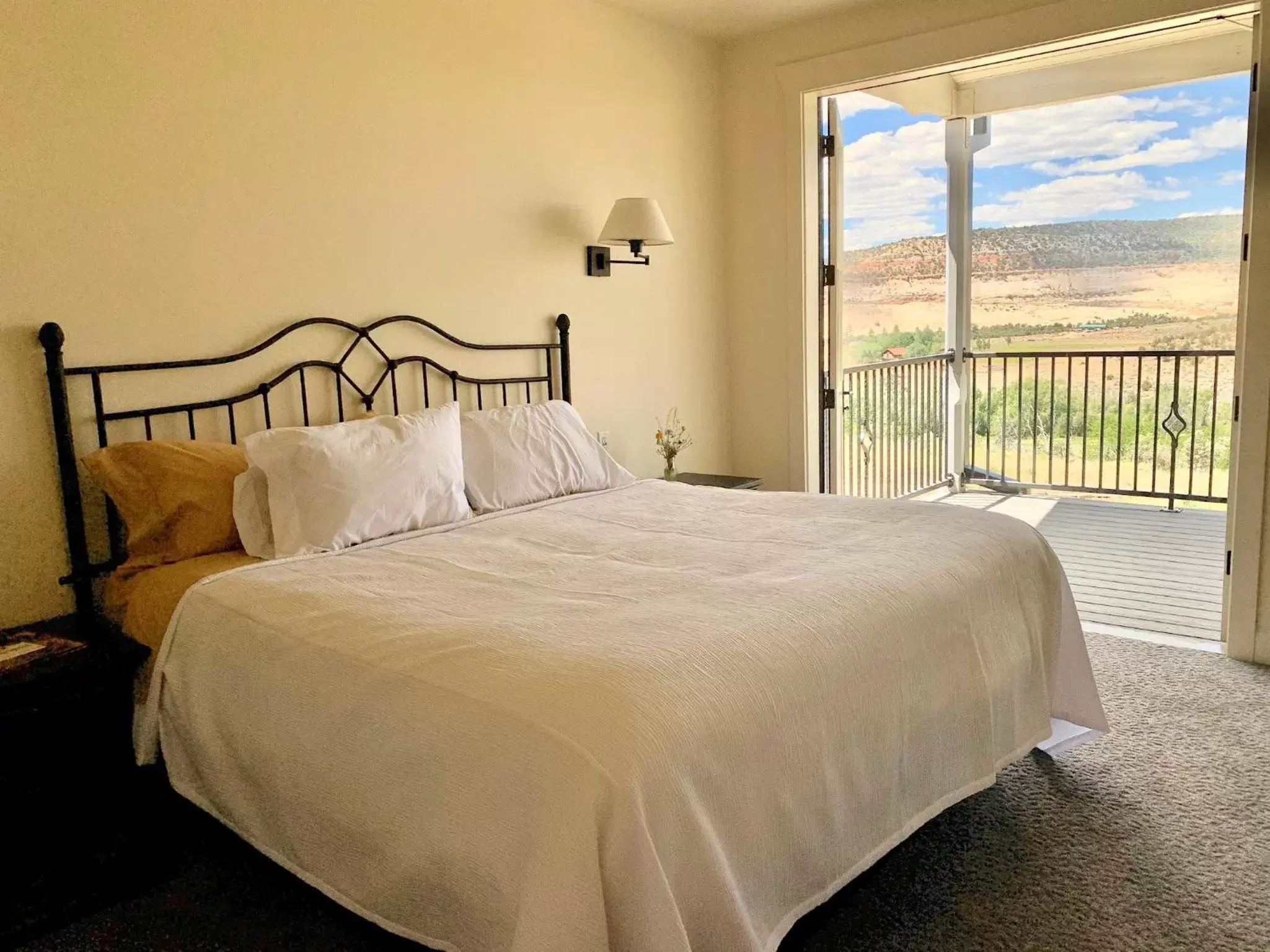 King Room with Mountain View in Annie's Place Bed & Breakfast King Room with Mountain View in Annie's Place Bed & Breakfast