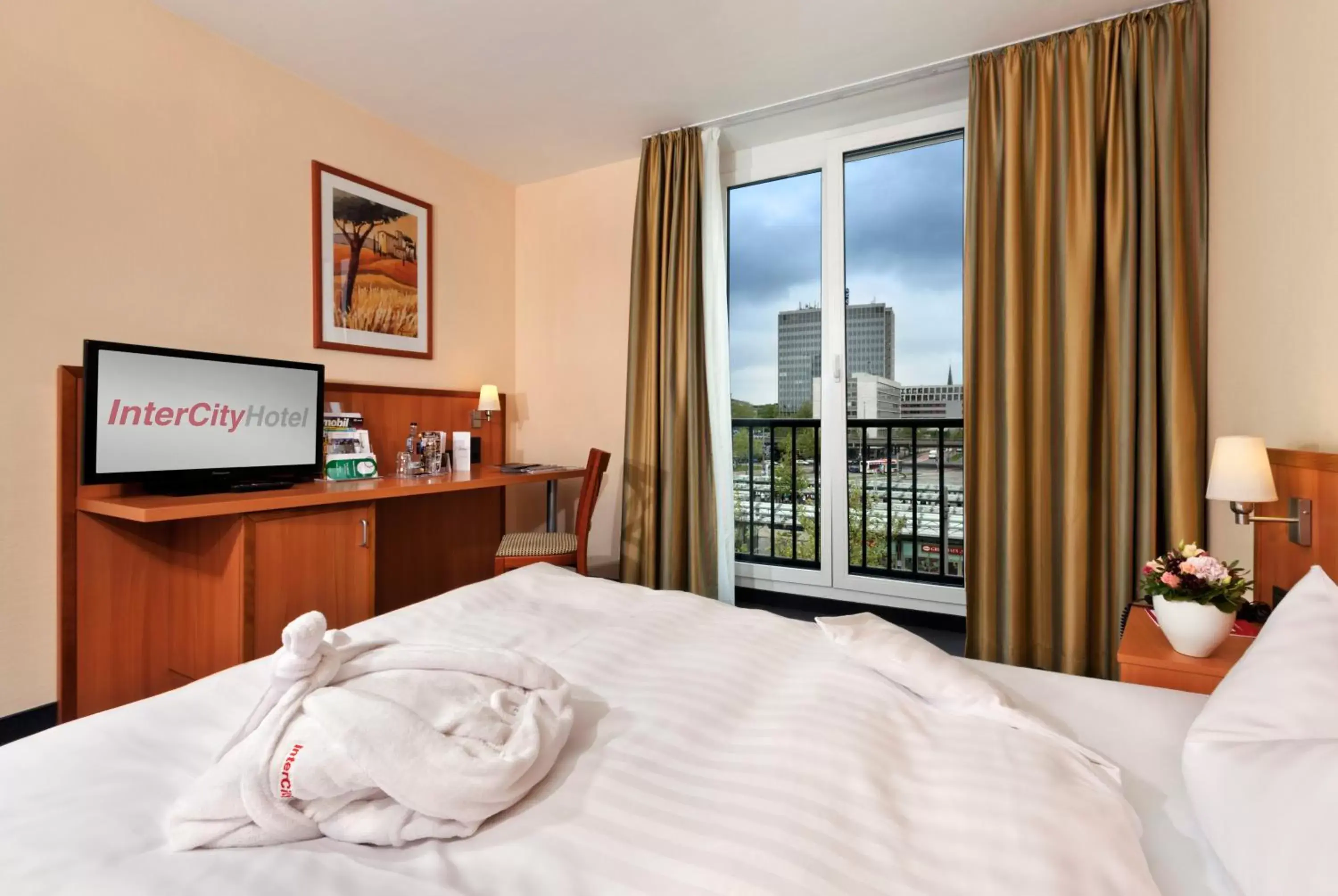 Photo of the whole room, Room Photo in IntercityHotel Bremen