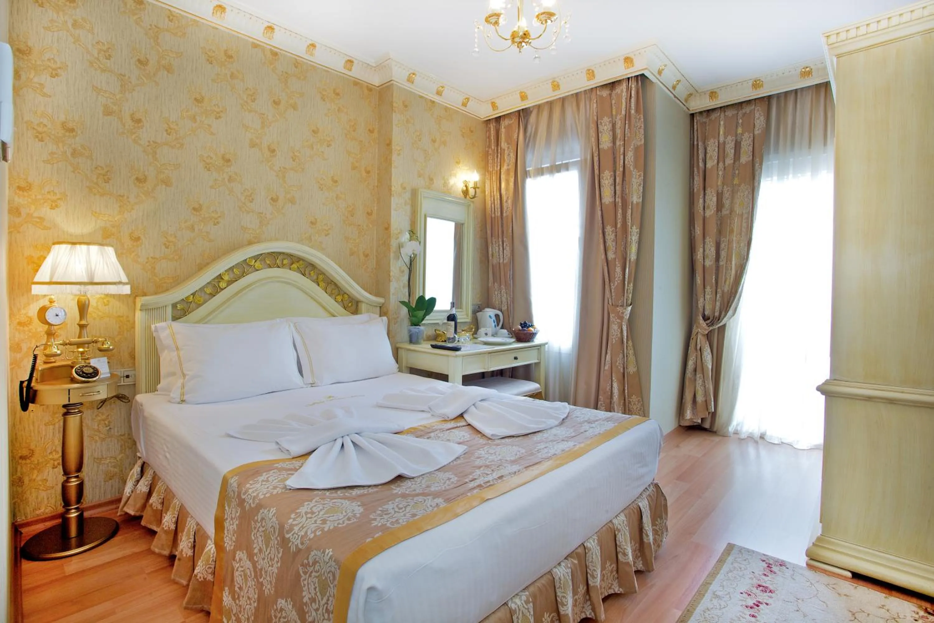 Photo of the whole room, Bed in White House Hotel Istanbul