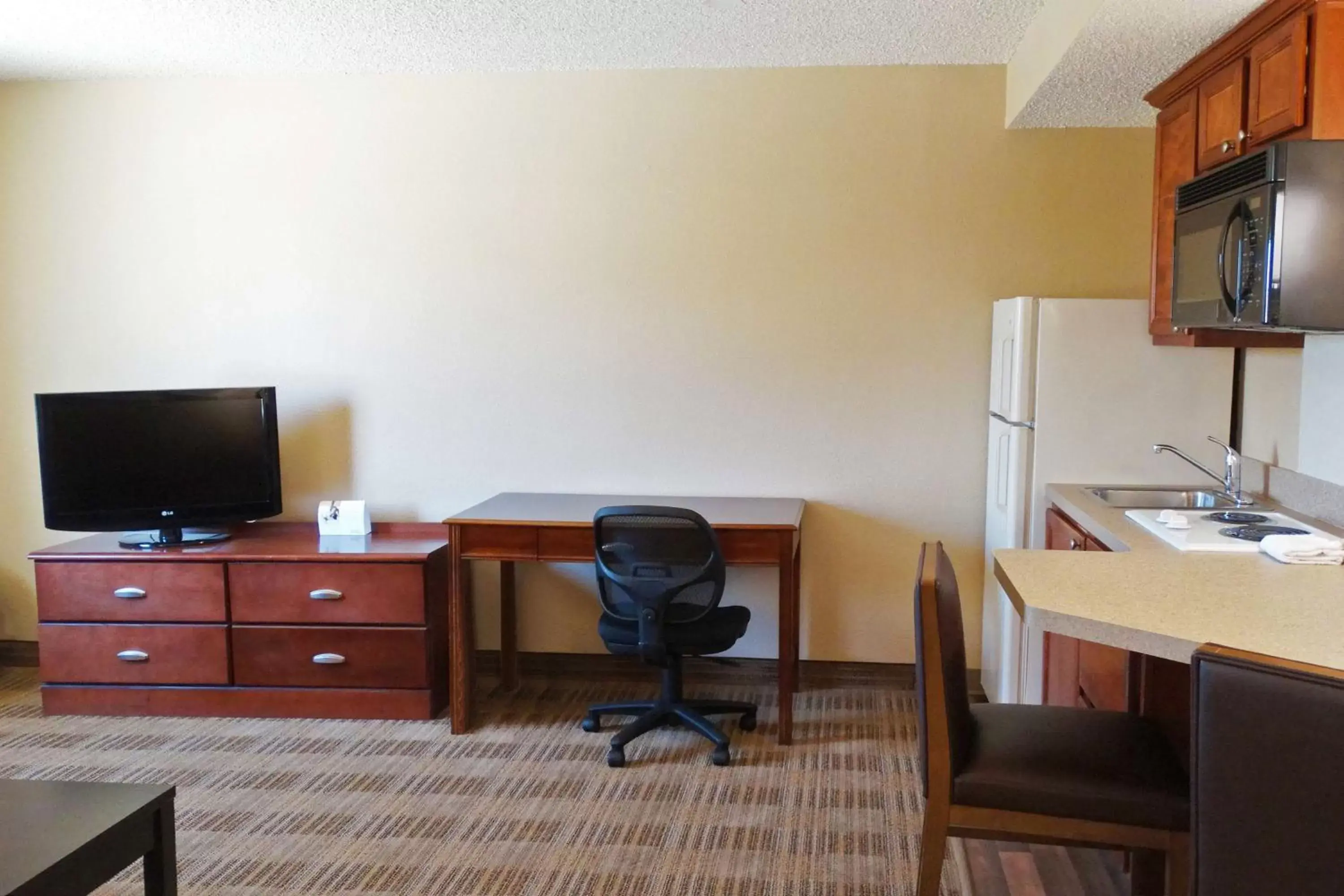 Kitchen or kitchenette, TV/Entertainment Center in Extended Stay America Suites - Dallas - Richardson