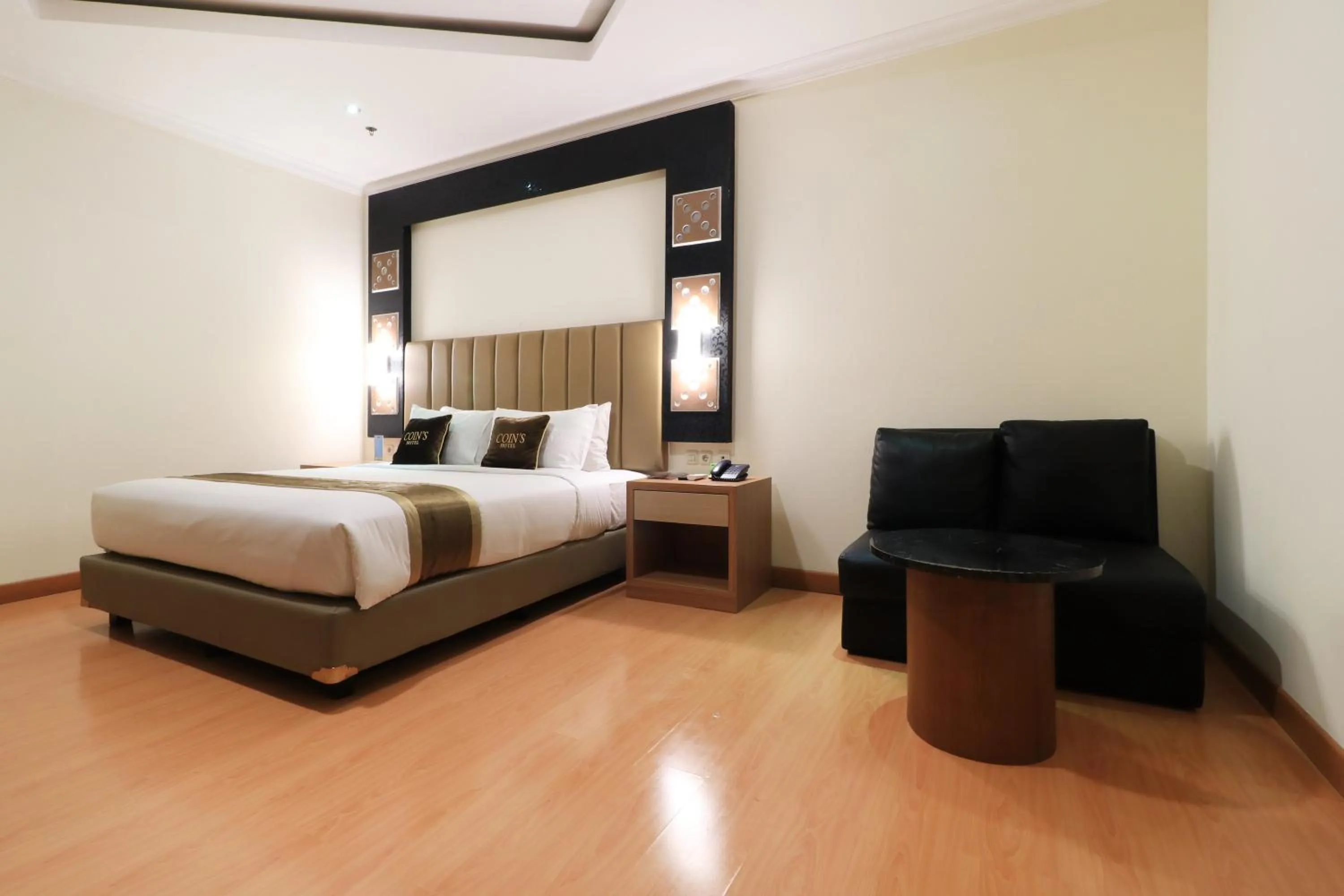 Photo of the whole room, Bed in Coins Hotel Jakarta