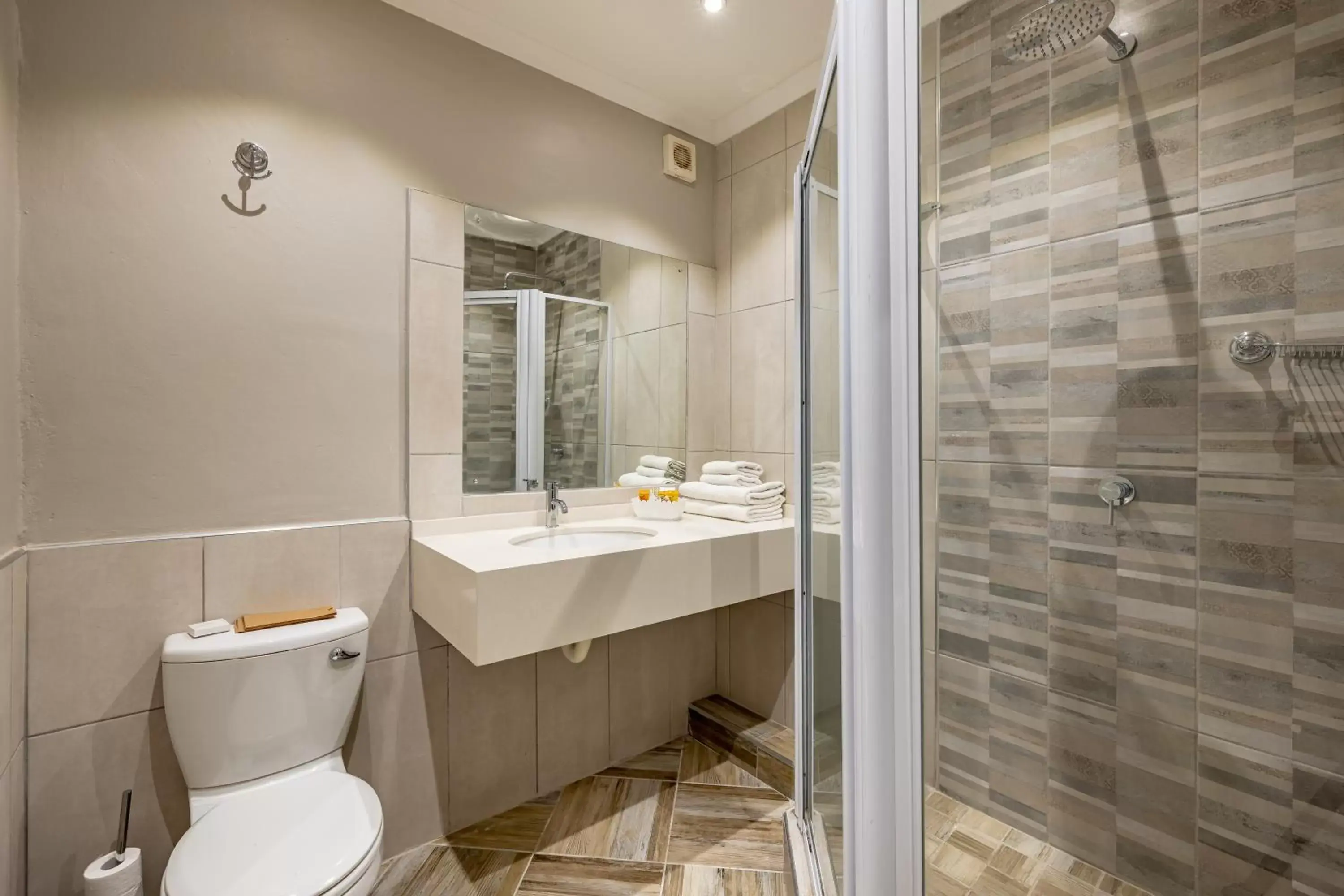 Shower, Bathroom in Hotel Numbi & Garden Suites