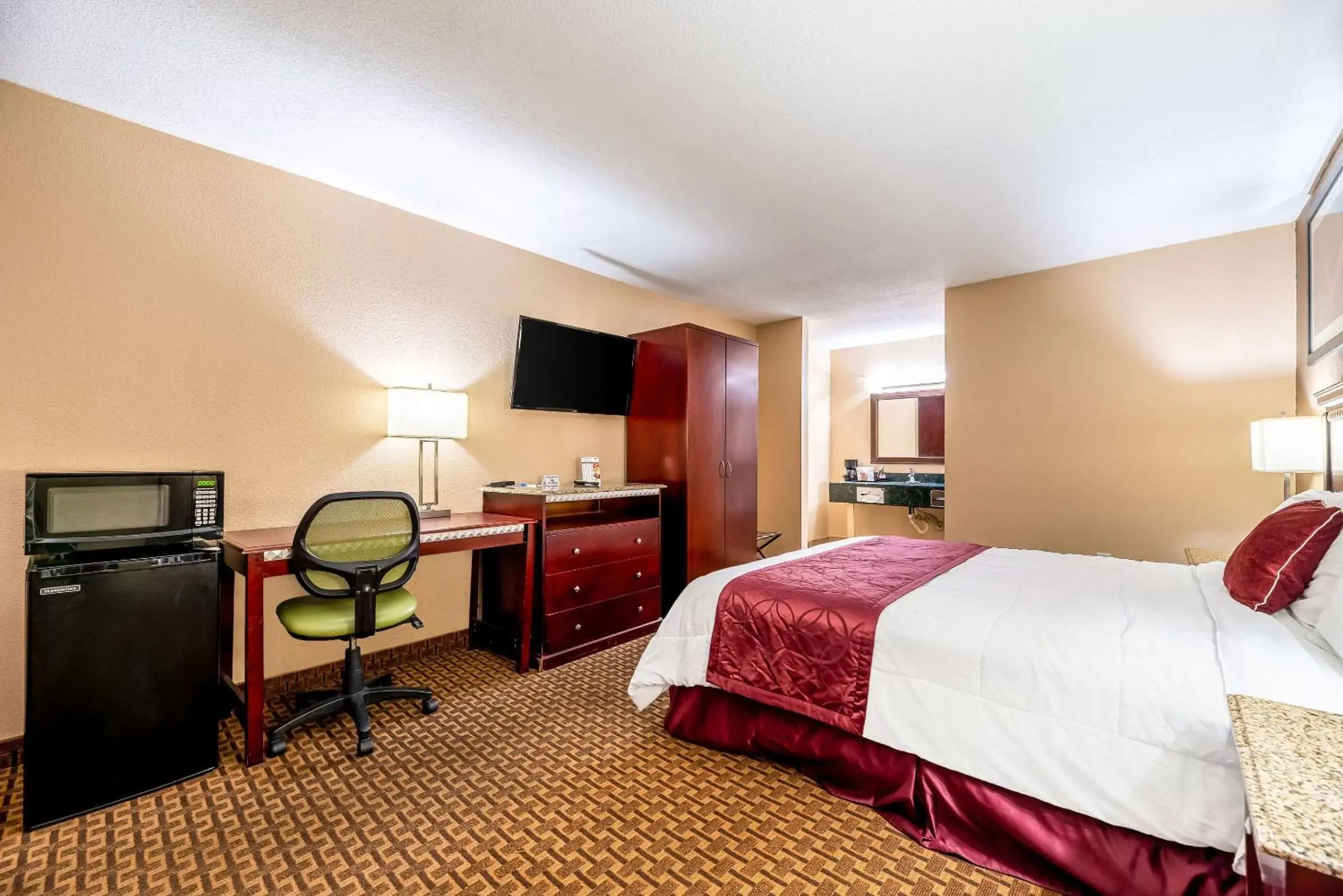 King Room - Smoking in Rodeway Inn Bushnell King Room - Smoking in Rodeway Inn Bushnell