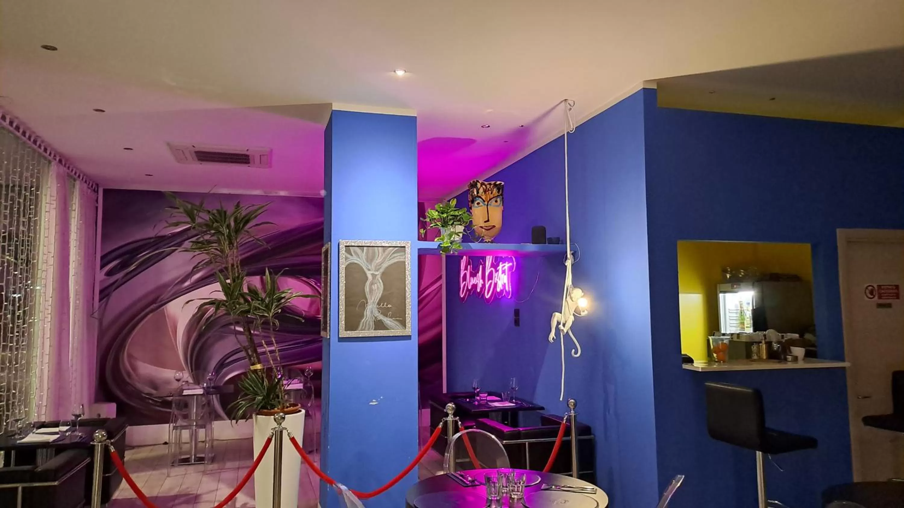 Restaurant/places to eat in Blue Shades Hotel