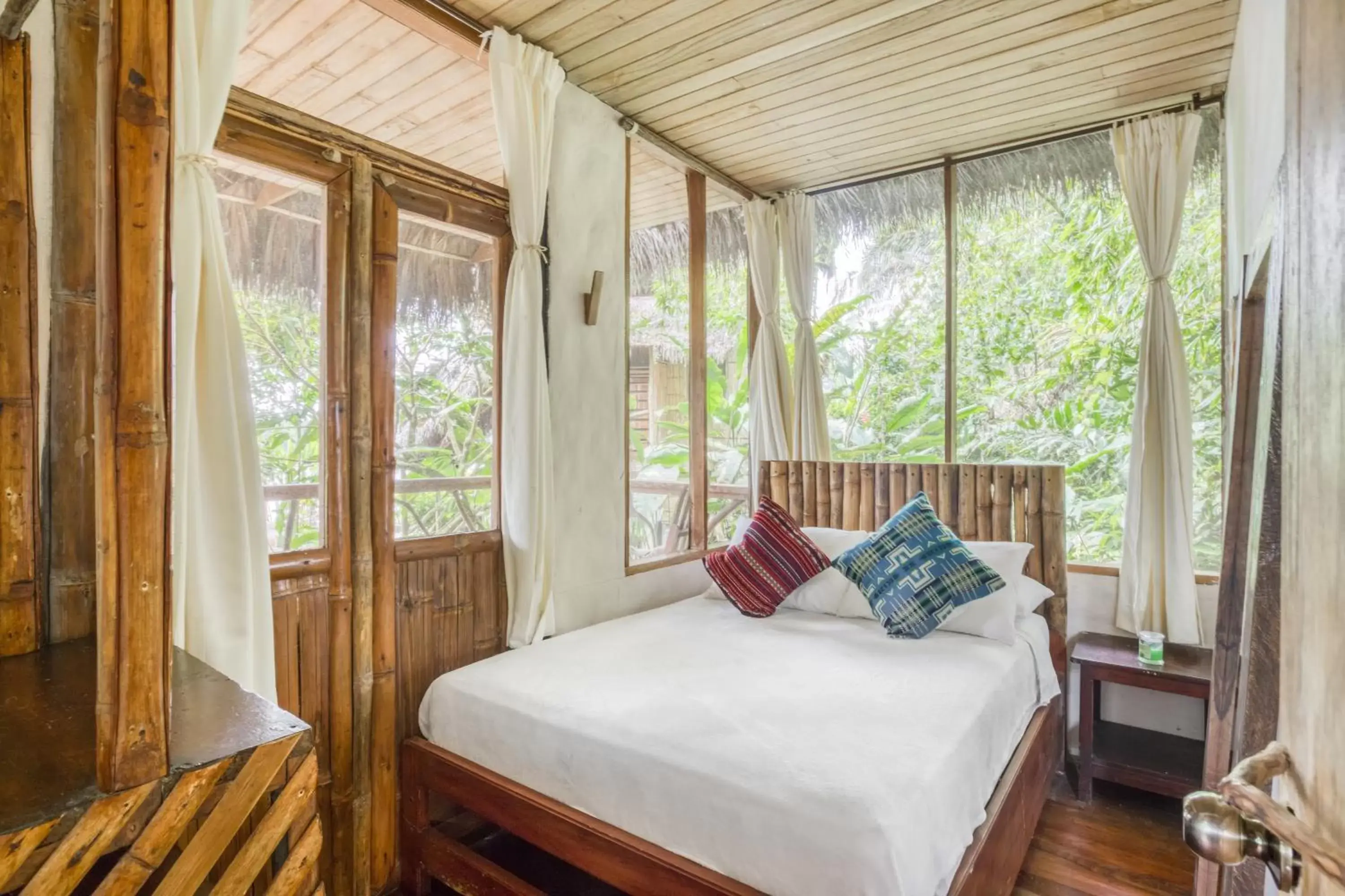 Photo of the whole room, Bed in Selina Amazon Tena