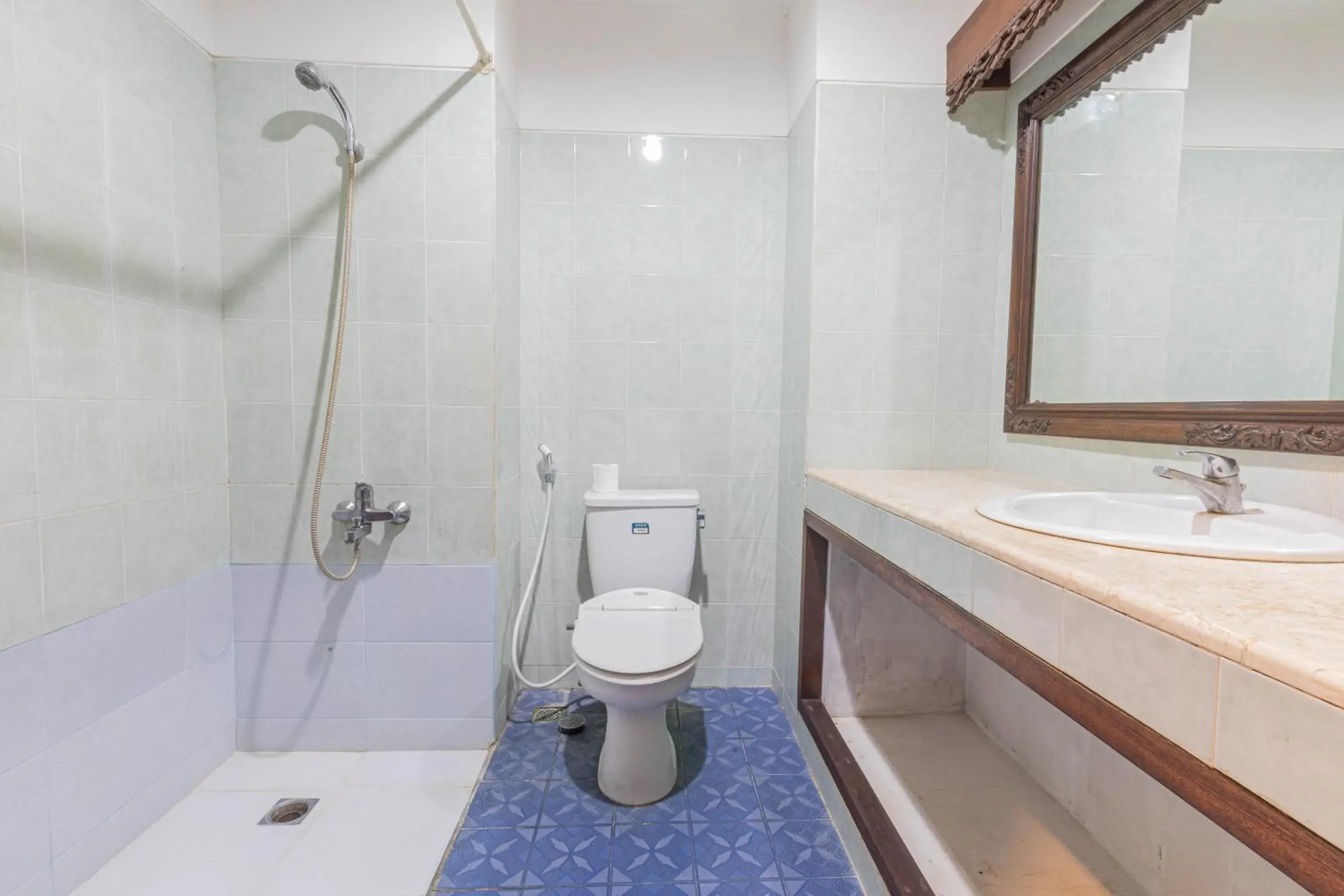 Bathroom in OYO 3868 Puri Mango Hotel