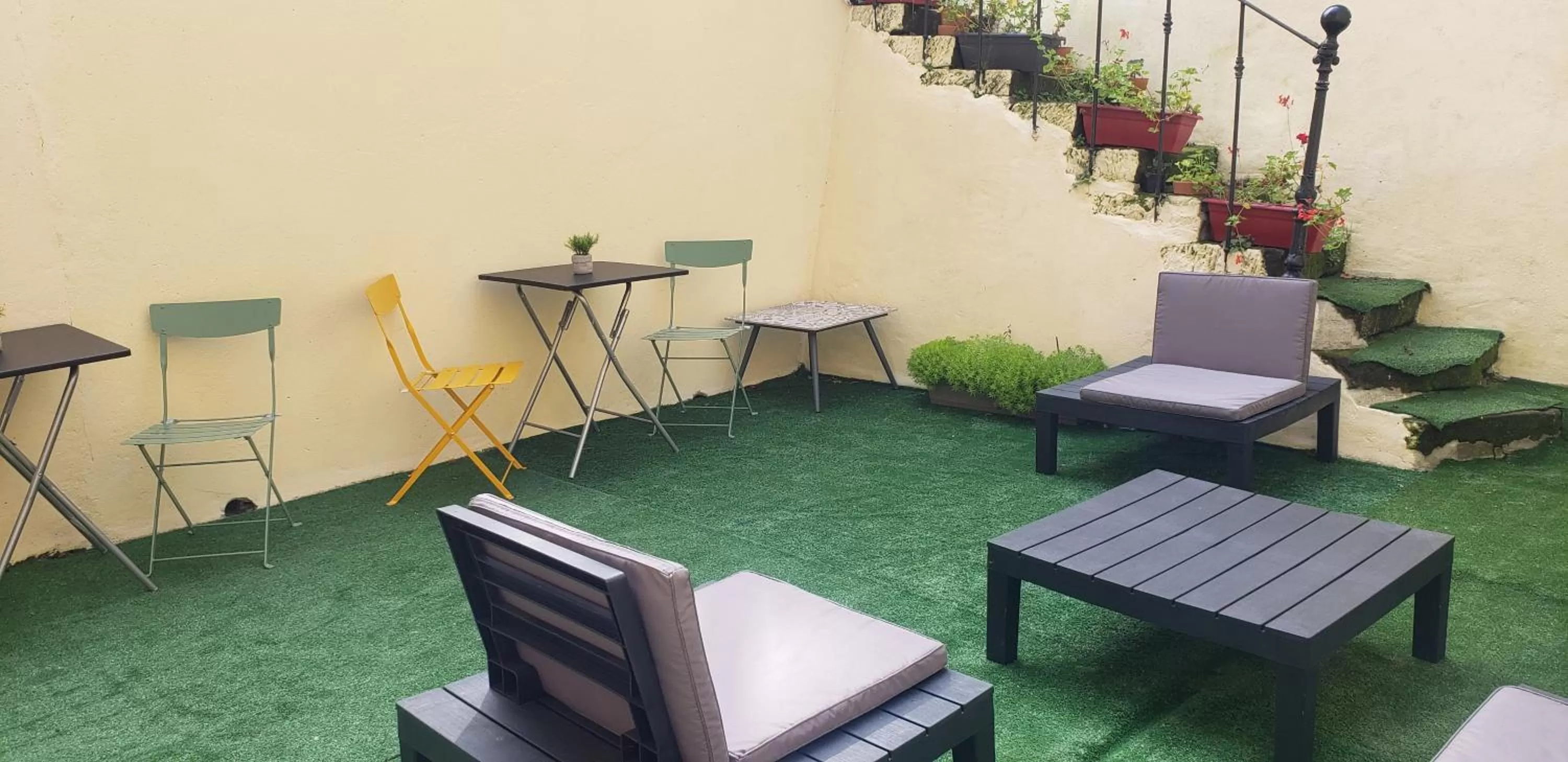 Seating area in Enzo Hotels Contrexeville