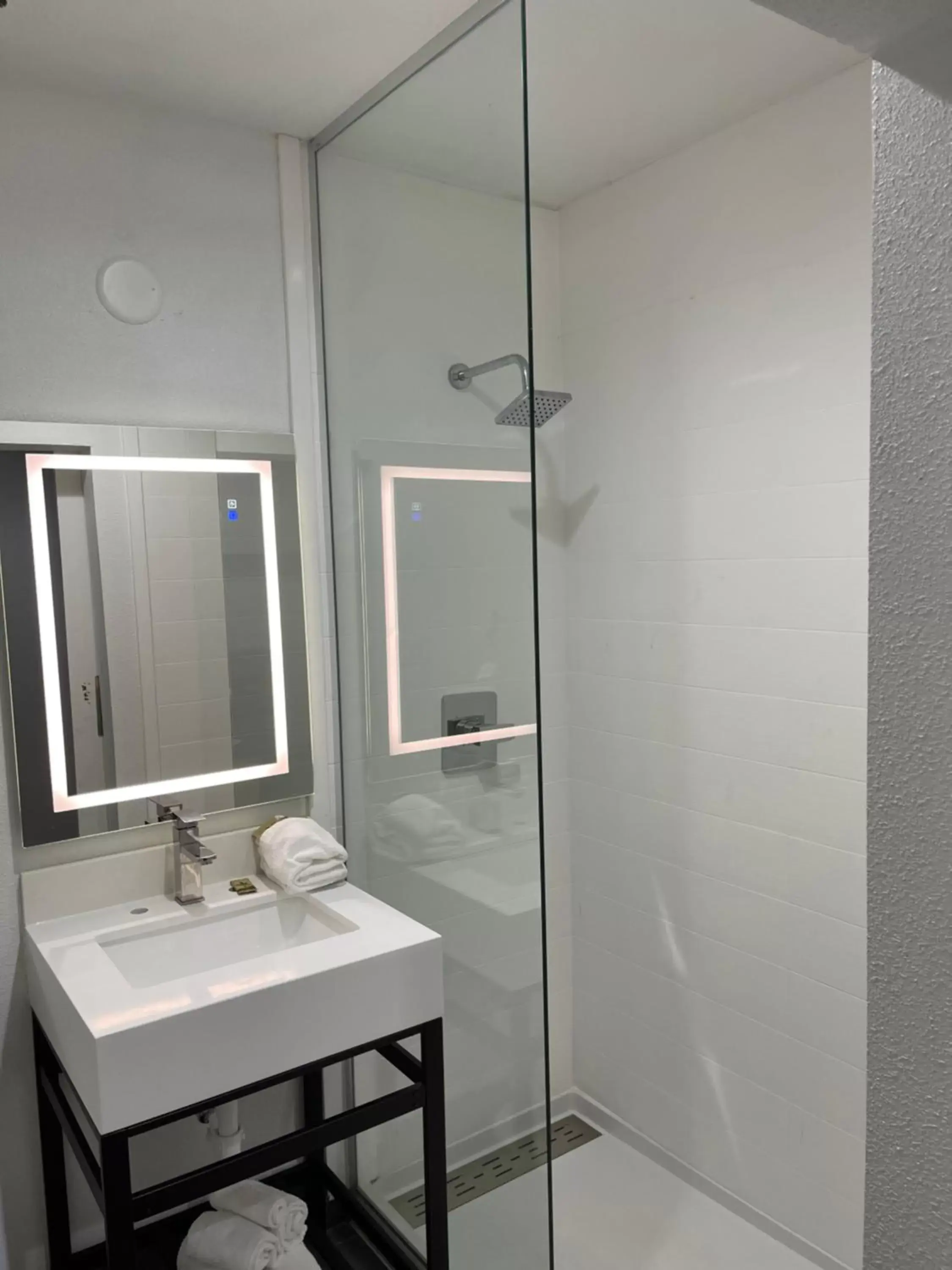 Bathroom in Roy Inn & Suites -Sacramento Midtown