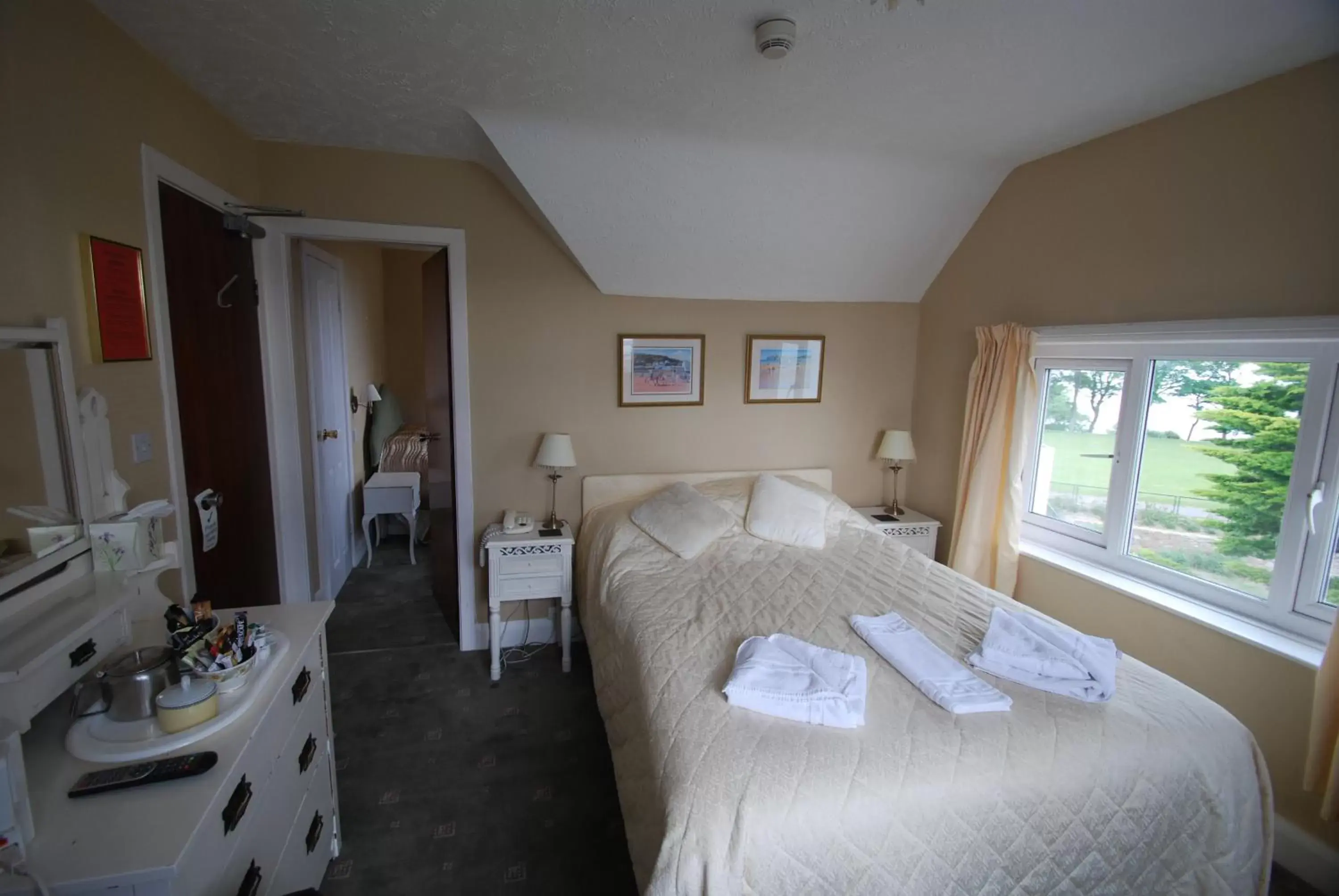 Bedroom in Headlands Hotel