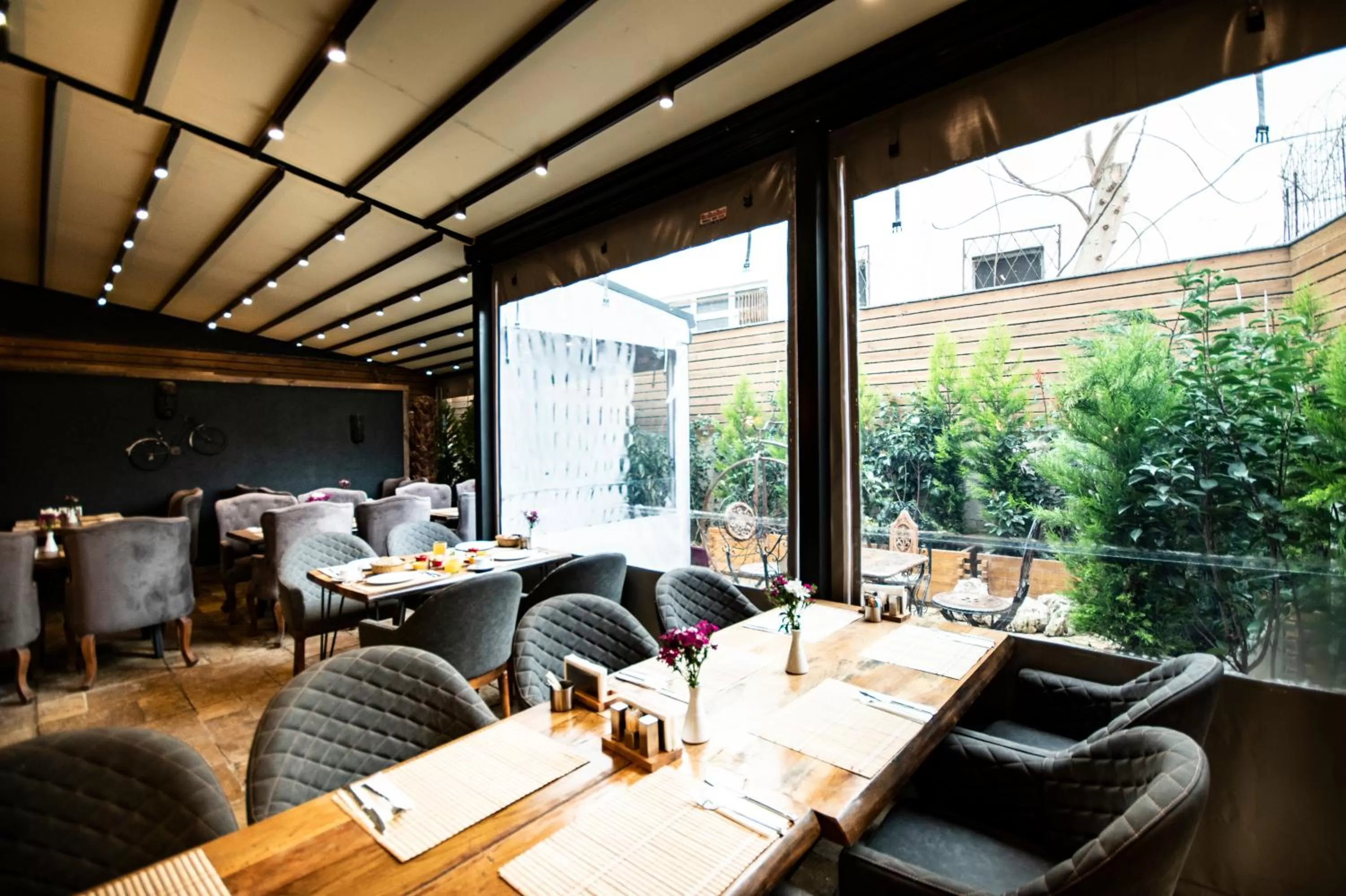 Seating area, Restaurant/Places to Eat in Pruva Hotel