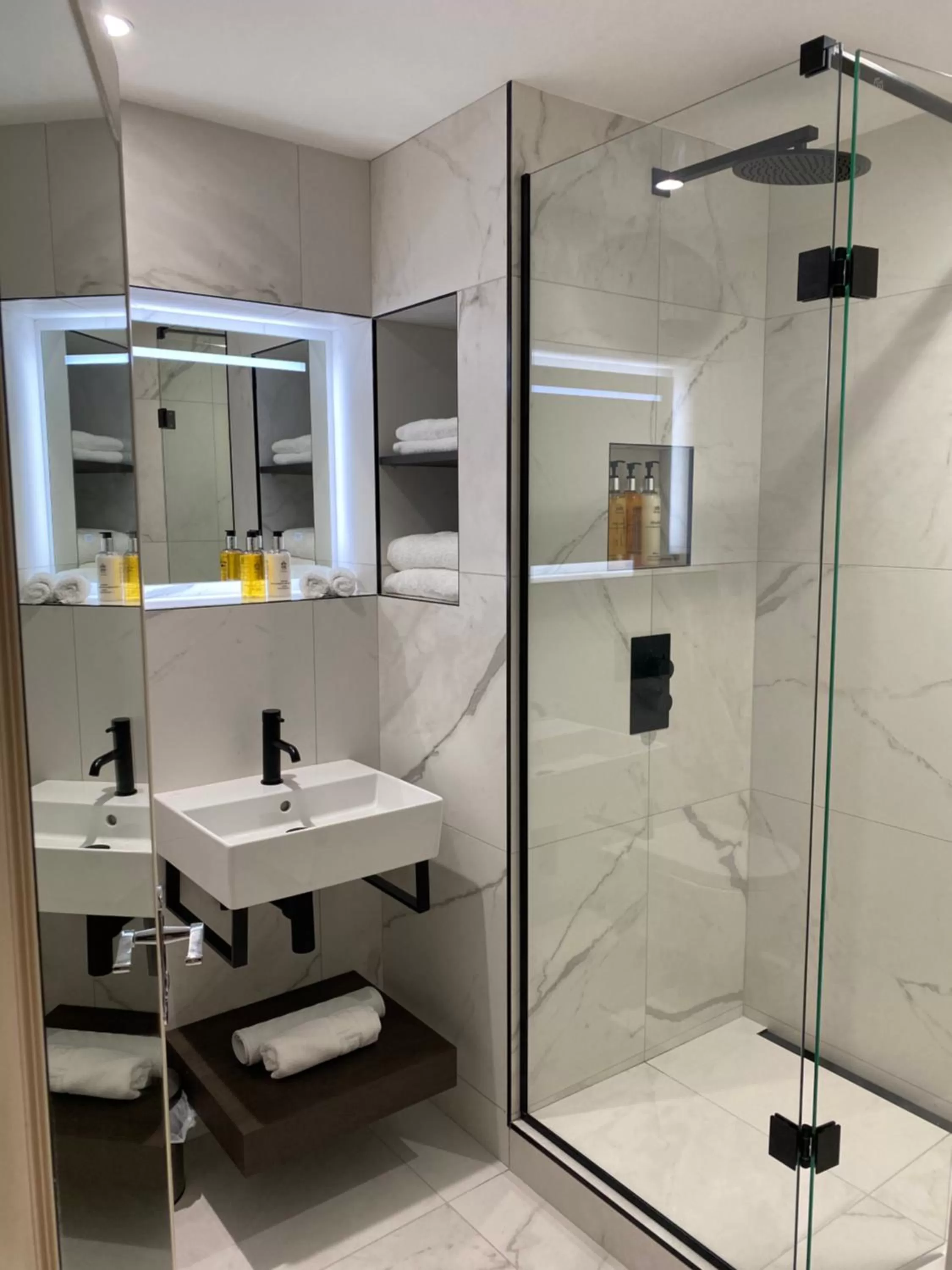 Bathroom in The General Tarleton