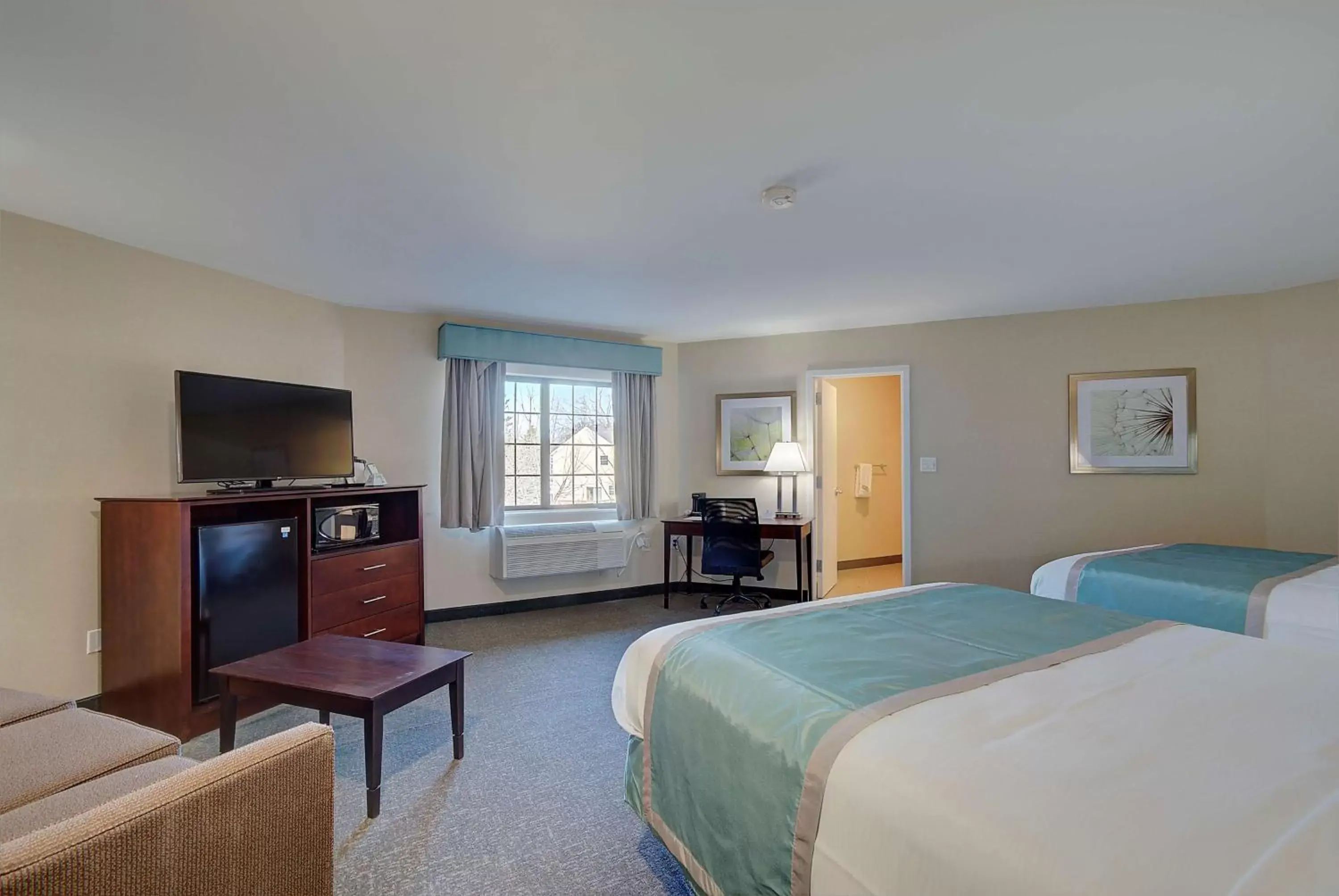 Photo of the whole room, TV/Entertainment Center in Best Western Hampshire Inn & Suites