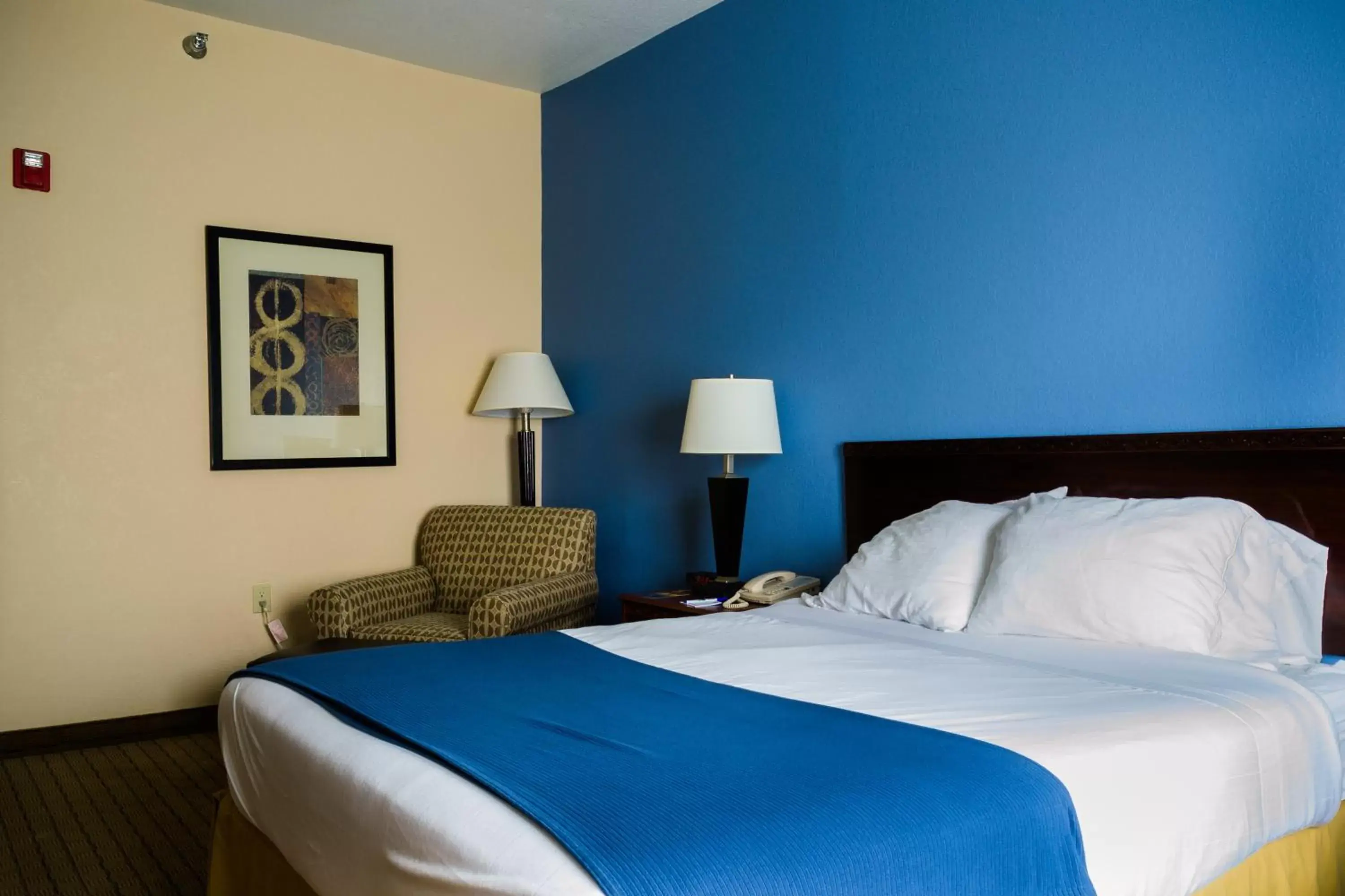 Bed in Holiday Inn Express Hotel & Suites Acme-Traverse City, an IHG Hotel
