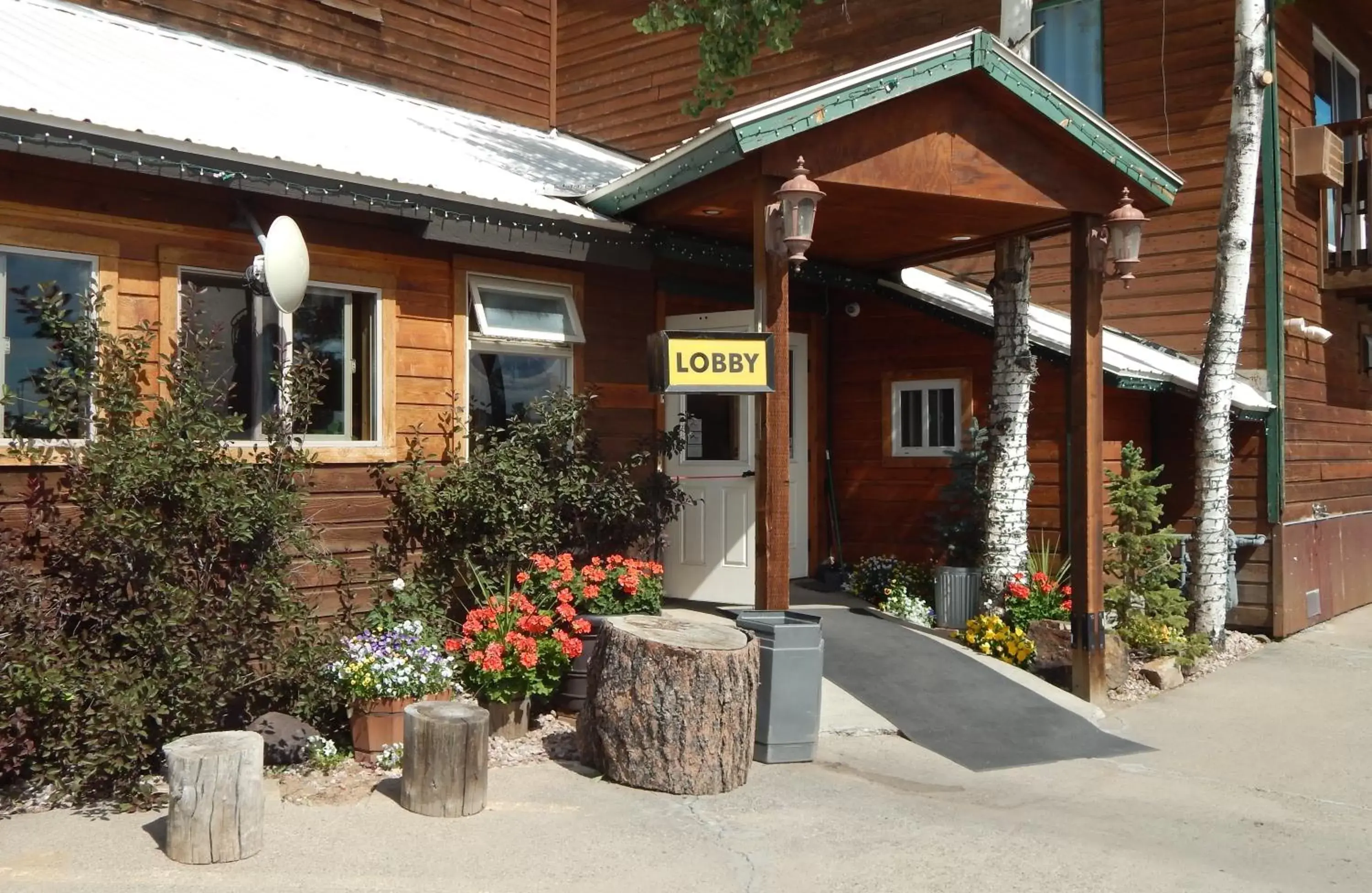 Facade/entrance in Alpine Inn