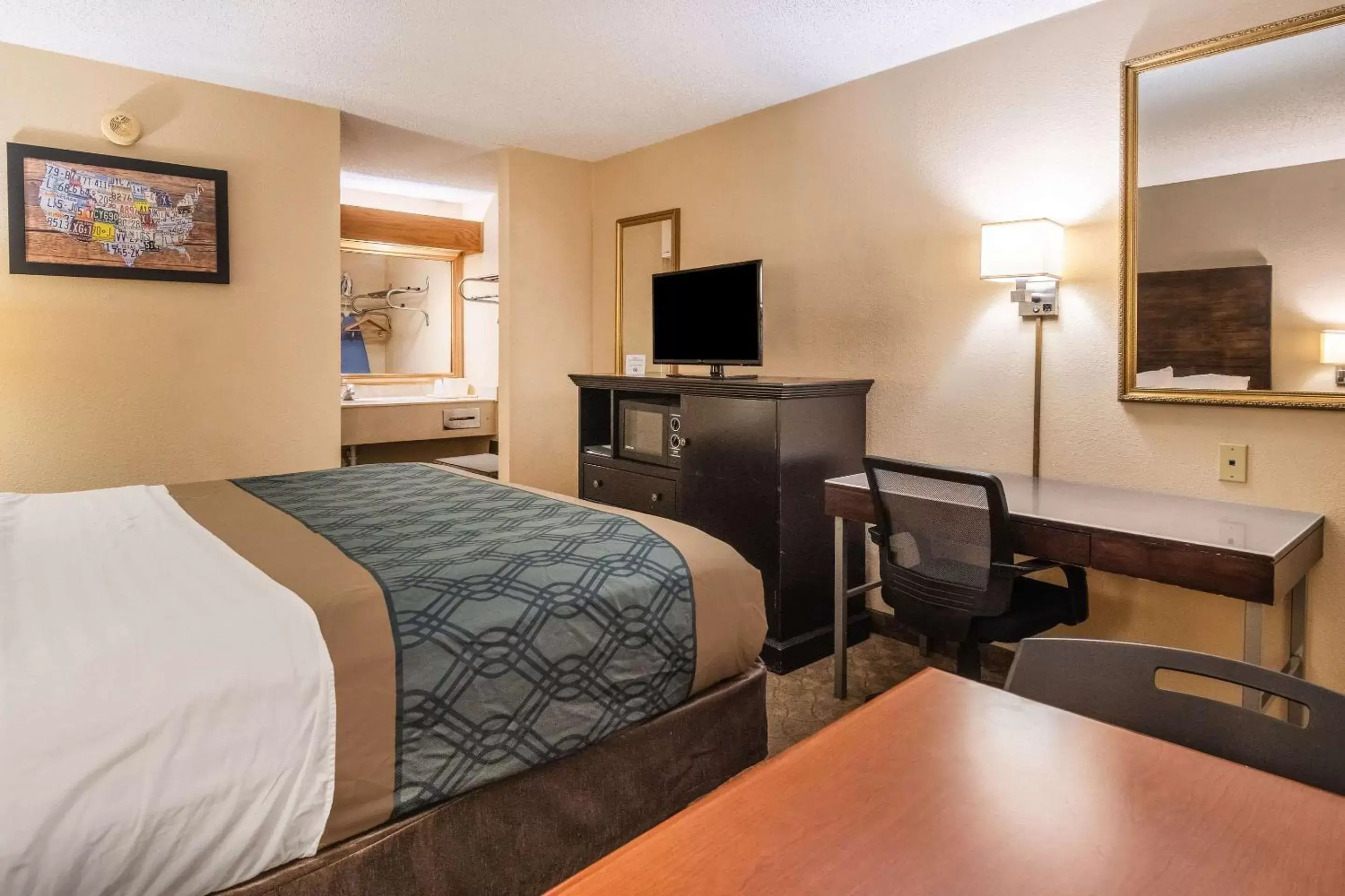 Photo of the whole room, TV/Entertainment Center in Econo Lodge Hillsboro I-35