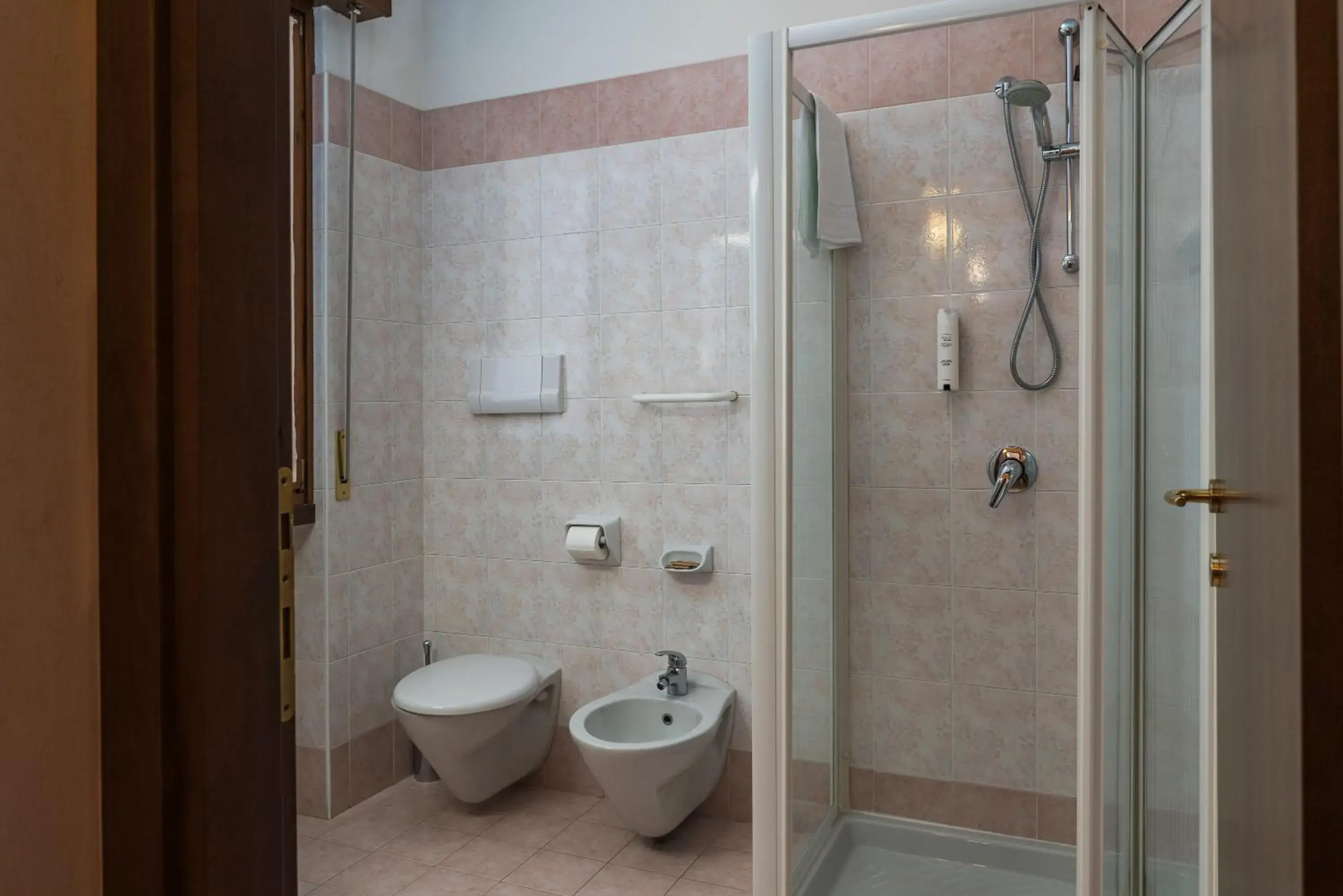 Shower, Bathroom in Hotel Gardenia