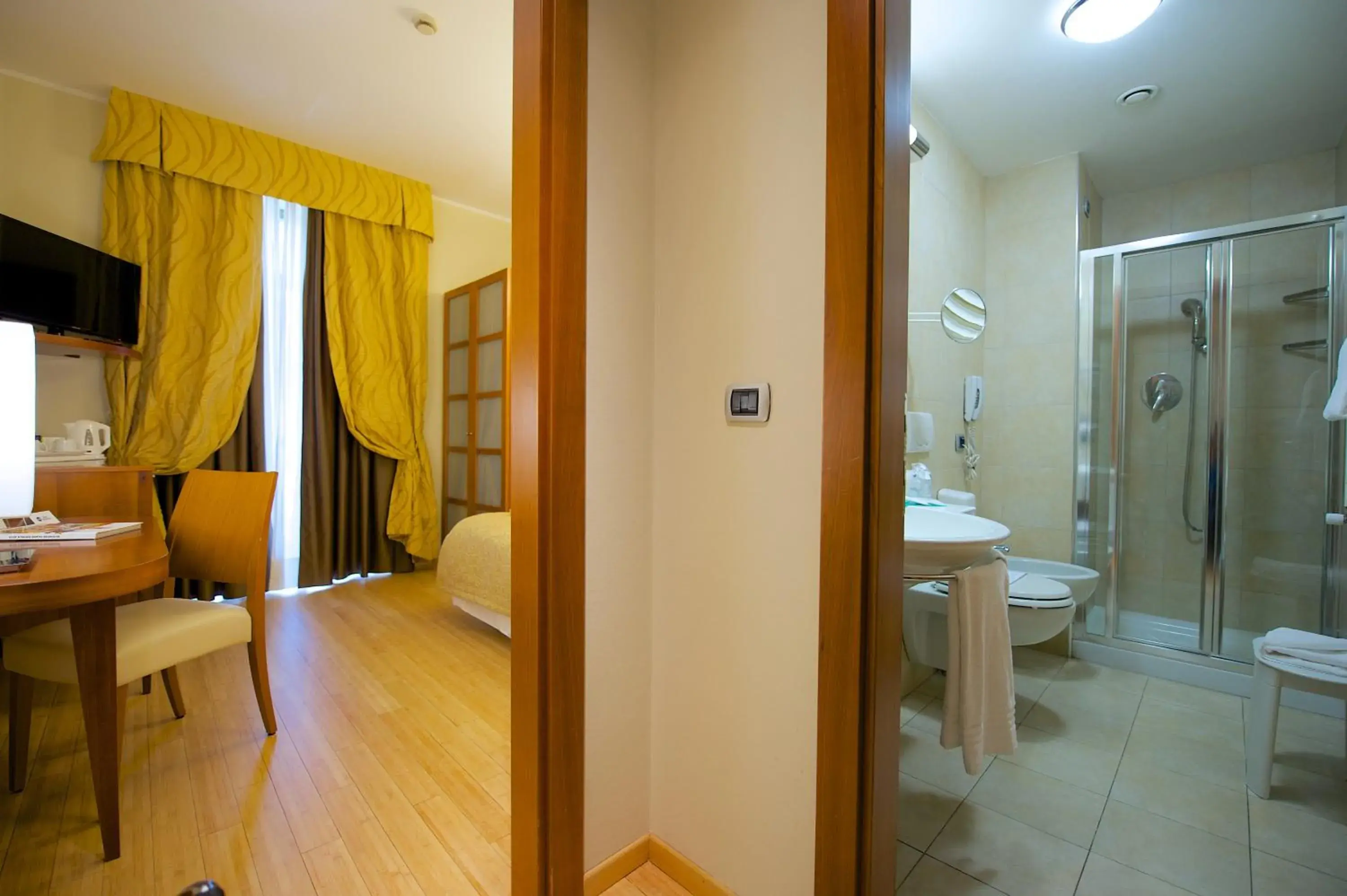 Shower, Bathroom in Best Western Crystal Palace Hotel