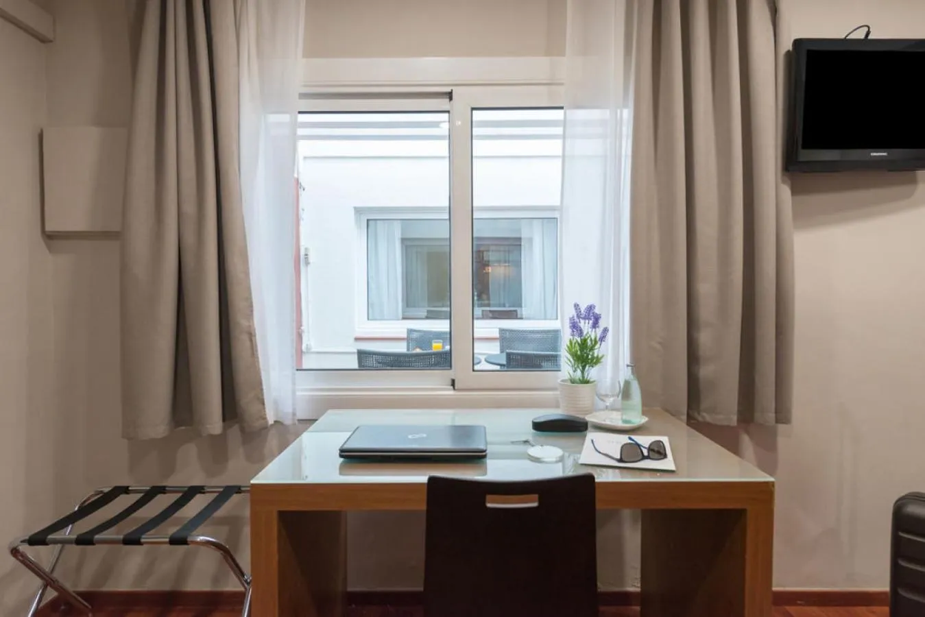 Communal lounge/ TV room in Senator Barcelona Apartments