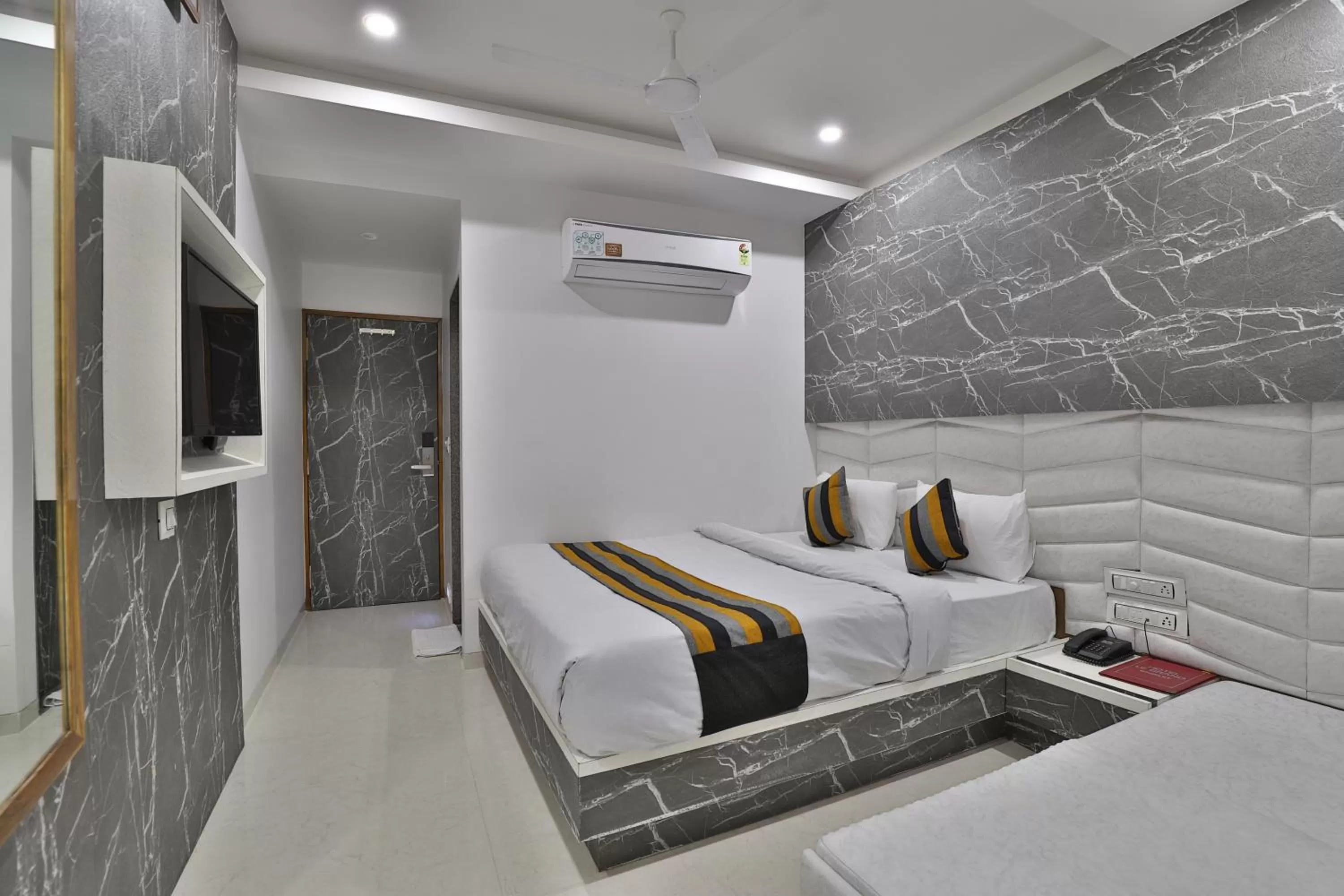 Bedroom, Bed in HOTEL LE GRAND