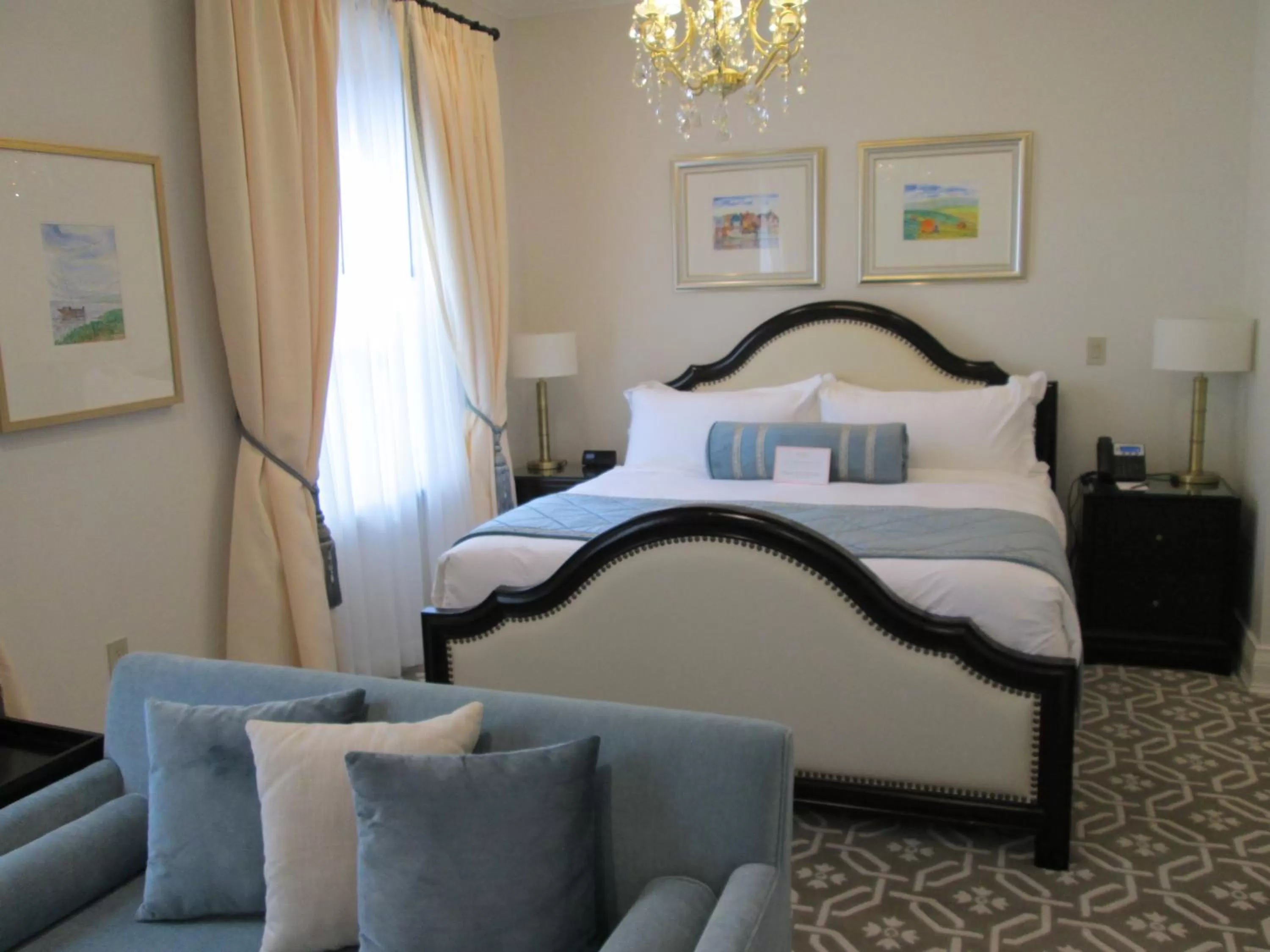 Bed in Sydney Boutique Inn & Suites