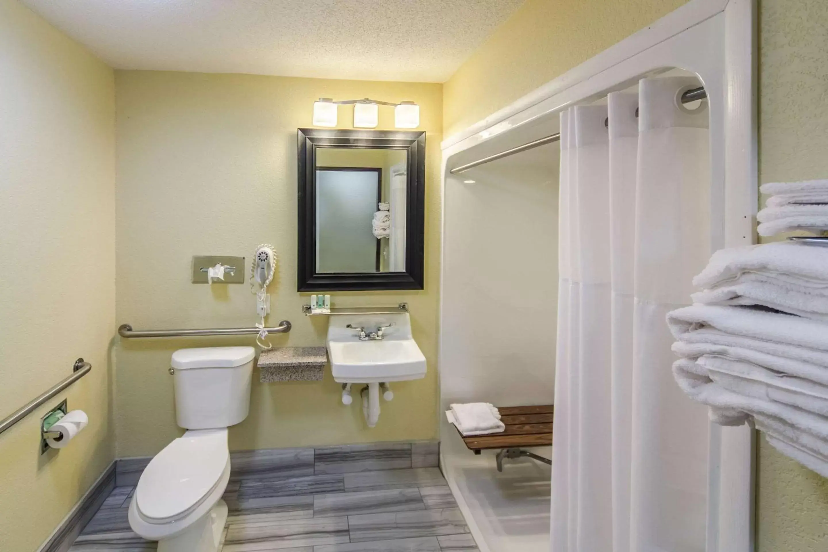Bedroom, Bathroom in Quality Inn Decatur near US-224