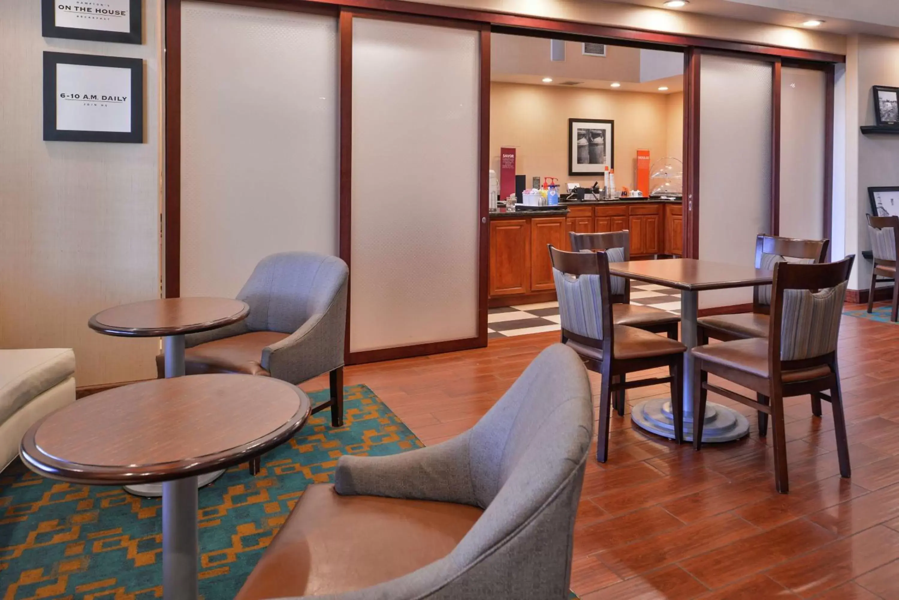 Breakfast, Lounge/Bar in Hampton Inn & Suites Woodland-Sacramento Area