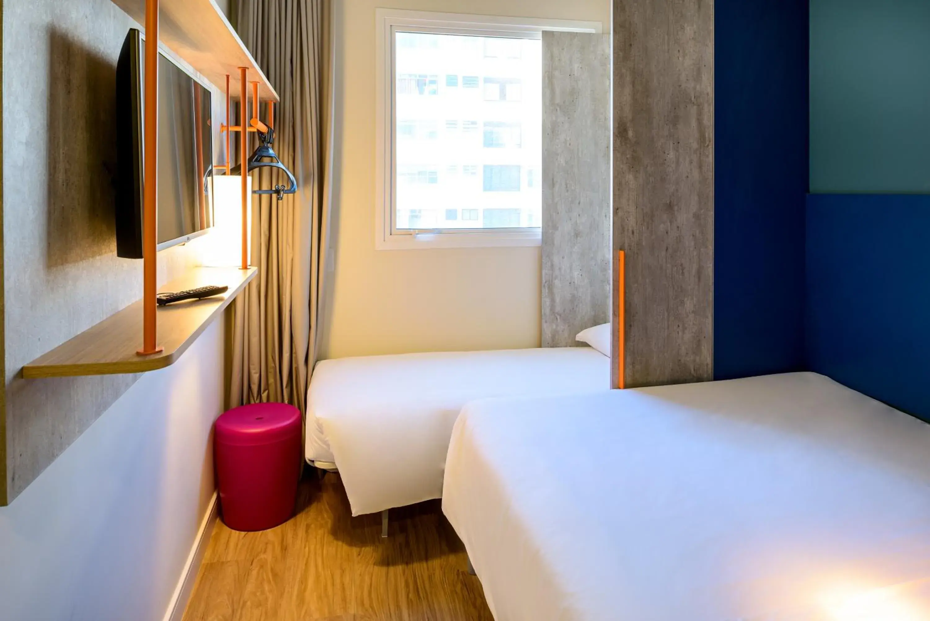 Apartment with a double bed and a built-in single bed. in ibis budget Santos Gonzaga Apartment with a double bed and a built-in single bed. in ibis budget Santos Gonzaga