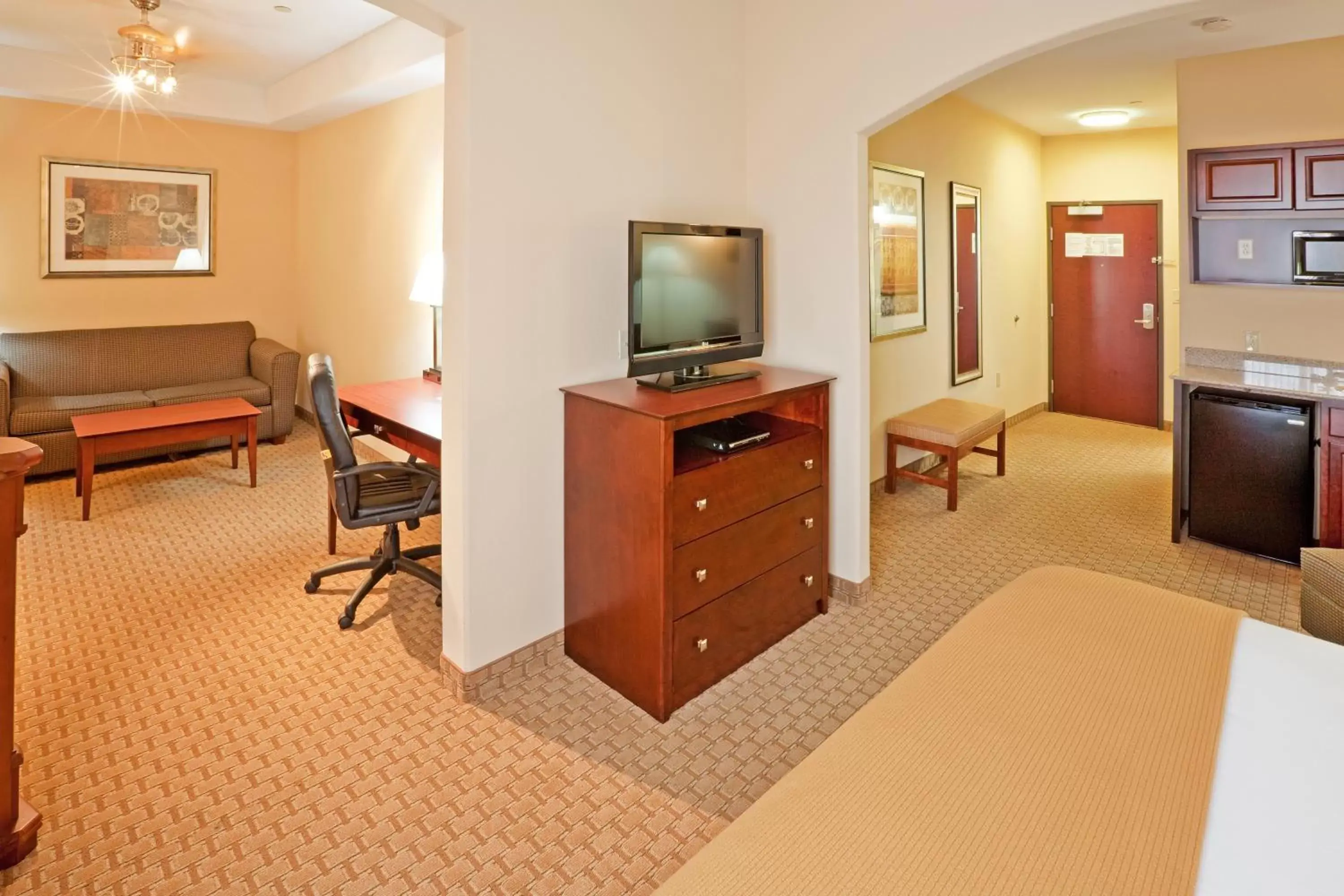 Photo of the whole room, TV/Entertainment Center in Holiday Inn Express Guymon, an IHG Hotel