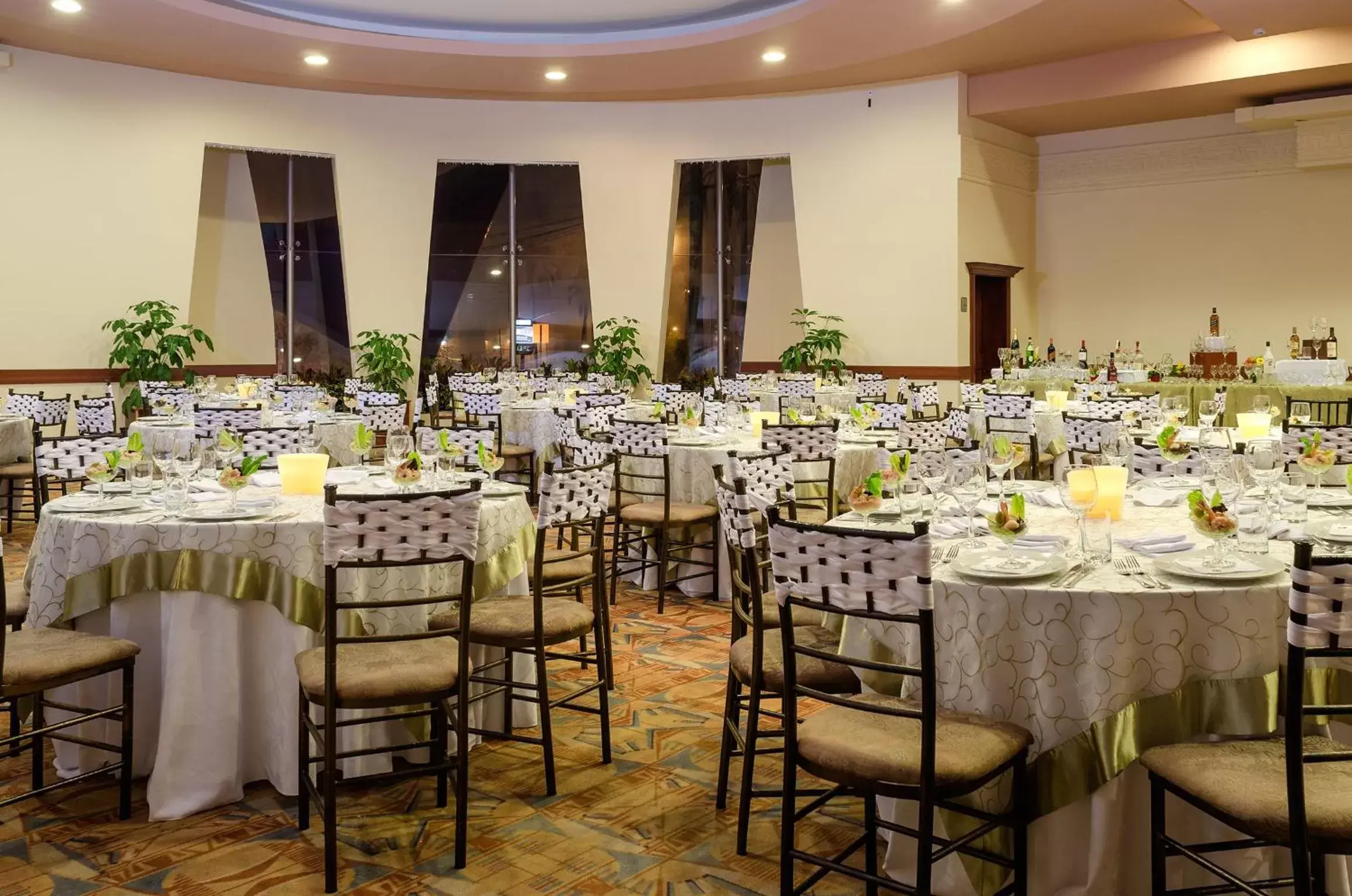 Banquet/Function facilities, Restaurant/Places to Eat in Hotel Quito
