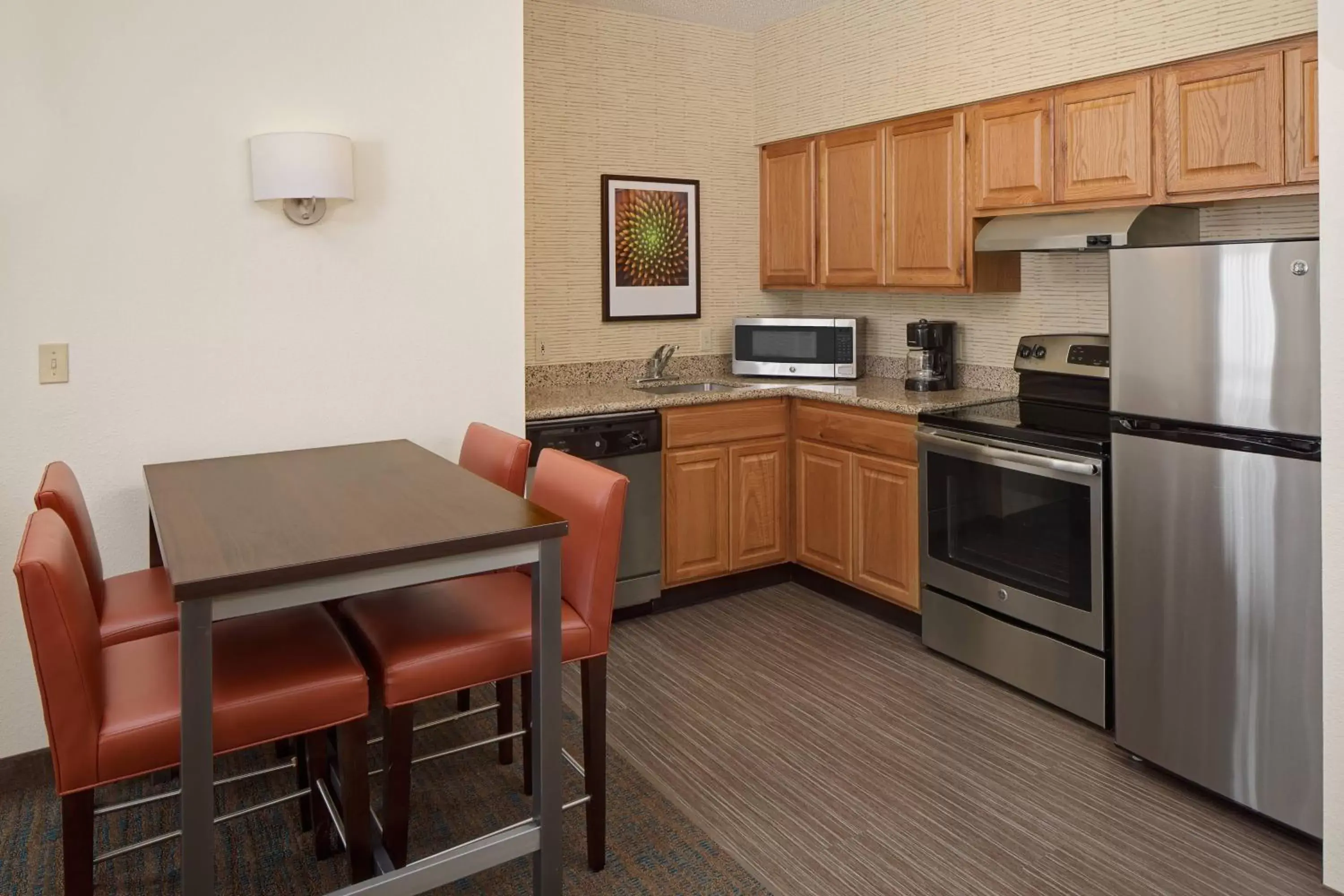 Bedroom, Kitchen/Kitchenette in Residence Inn Dallas DFW Airport North/Irving