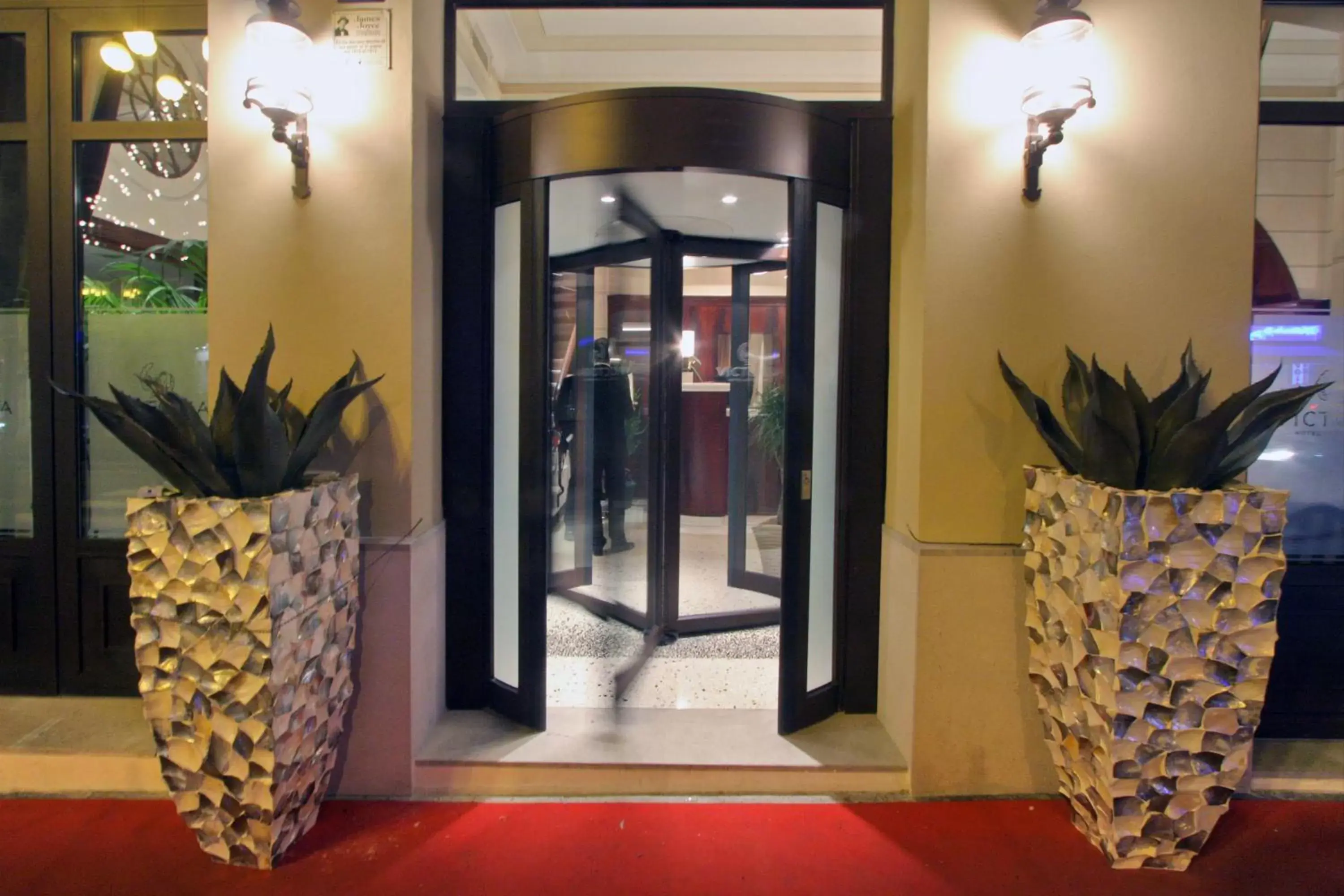 Facade/entrance in Victoria Hotel Letterario