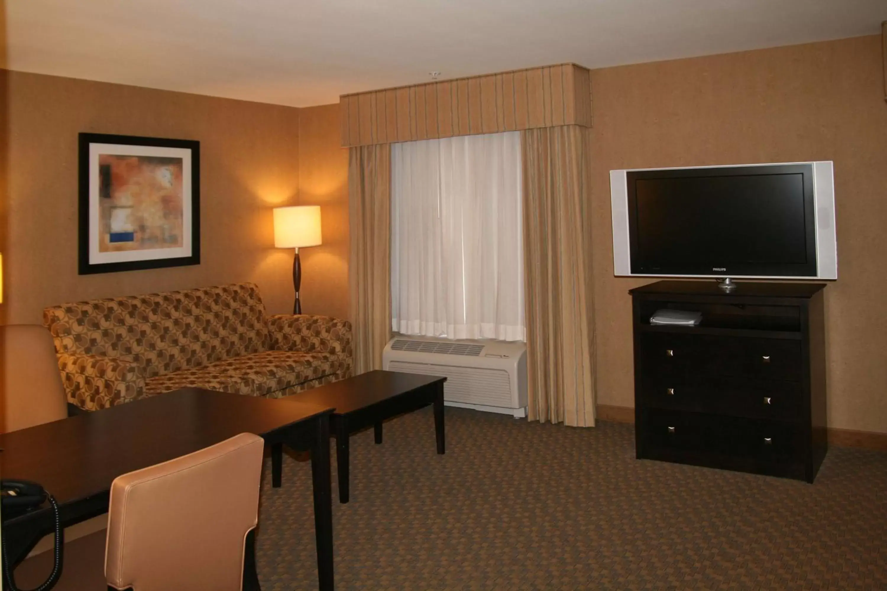 Bedroom, TV/Entertainment Center in Hampton Inn and Suites Barstow