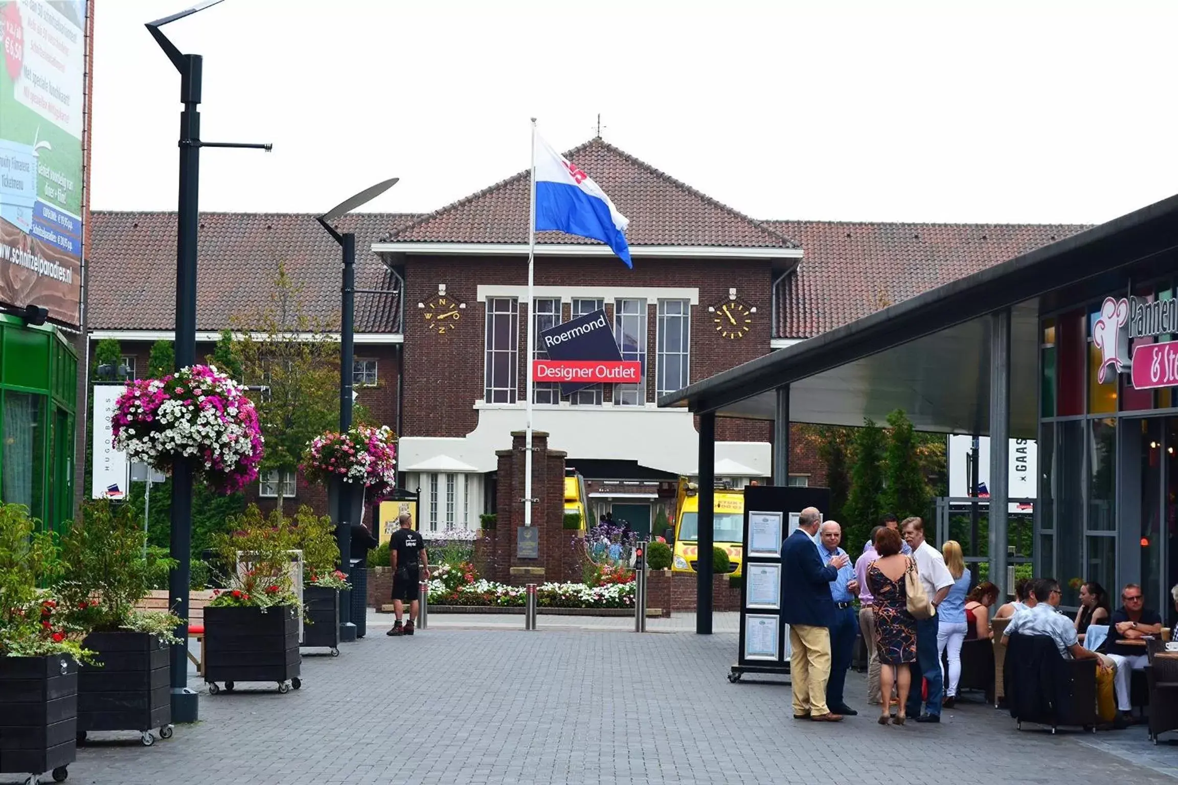 People in Hotel en Grand Café De Pauw