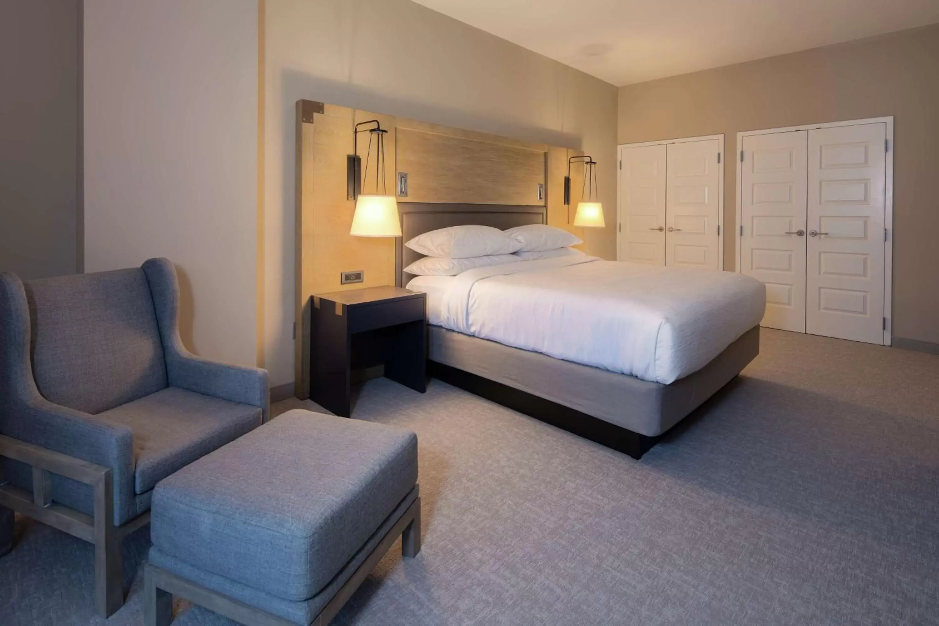 Living room, Bed in Embassy Suites St Augustine Beach Oceanfront Resort