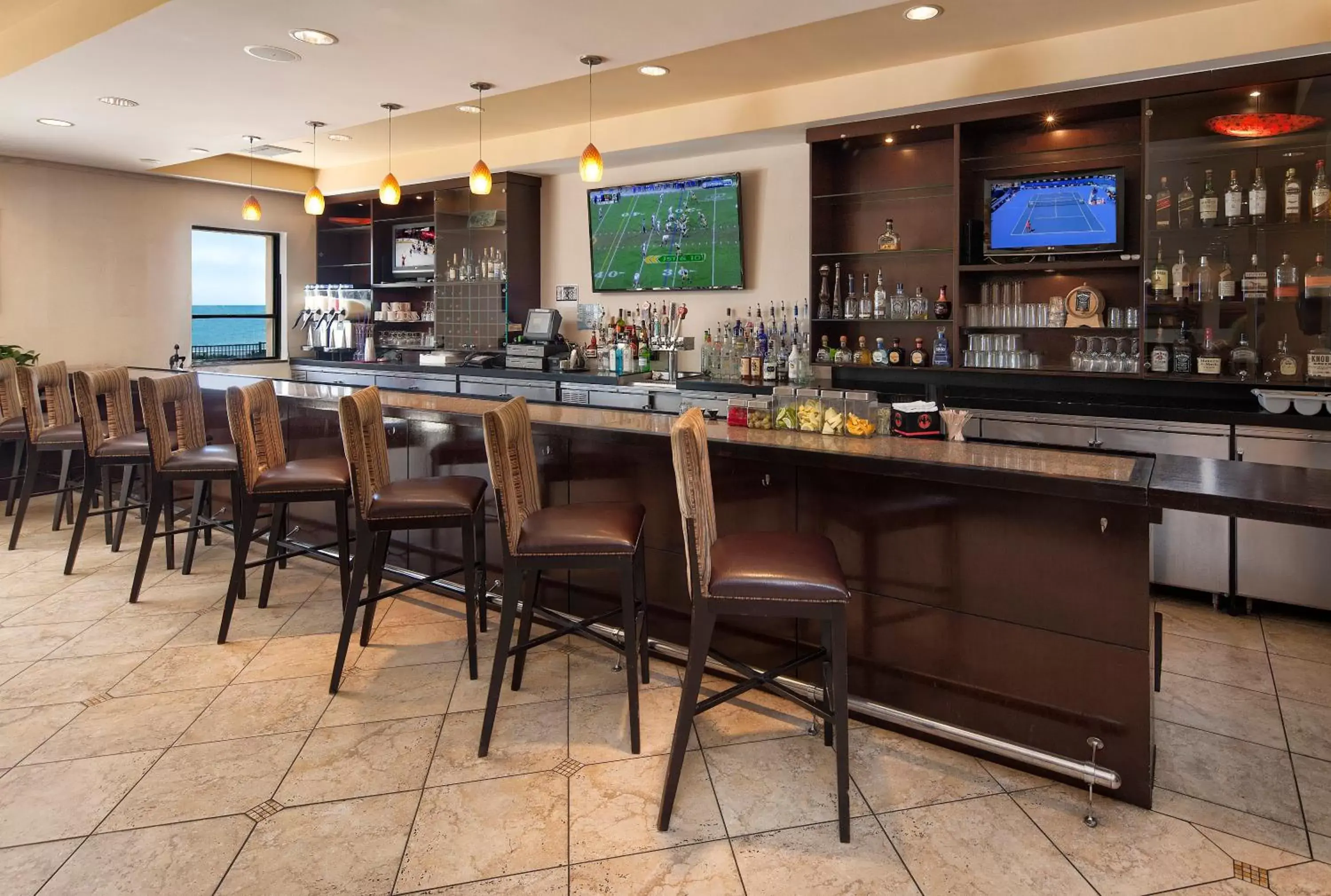 Lounge or bar, Restaurant/Places to Eat in Crowne Plaza Hotel Ventura Beach, an IHG Hotel