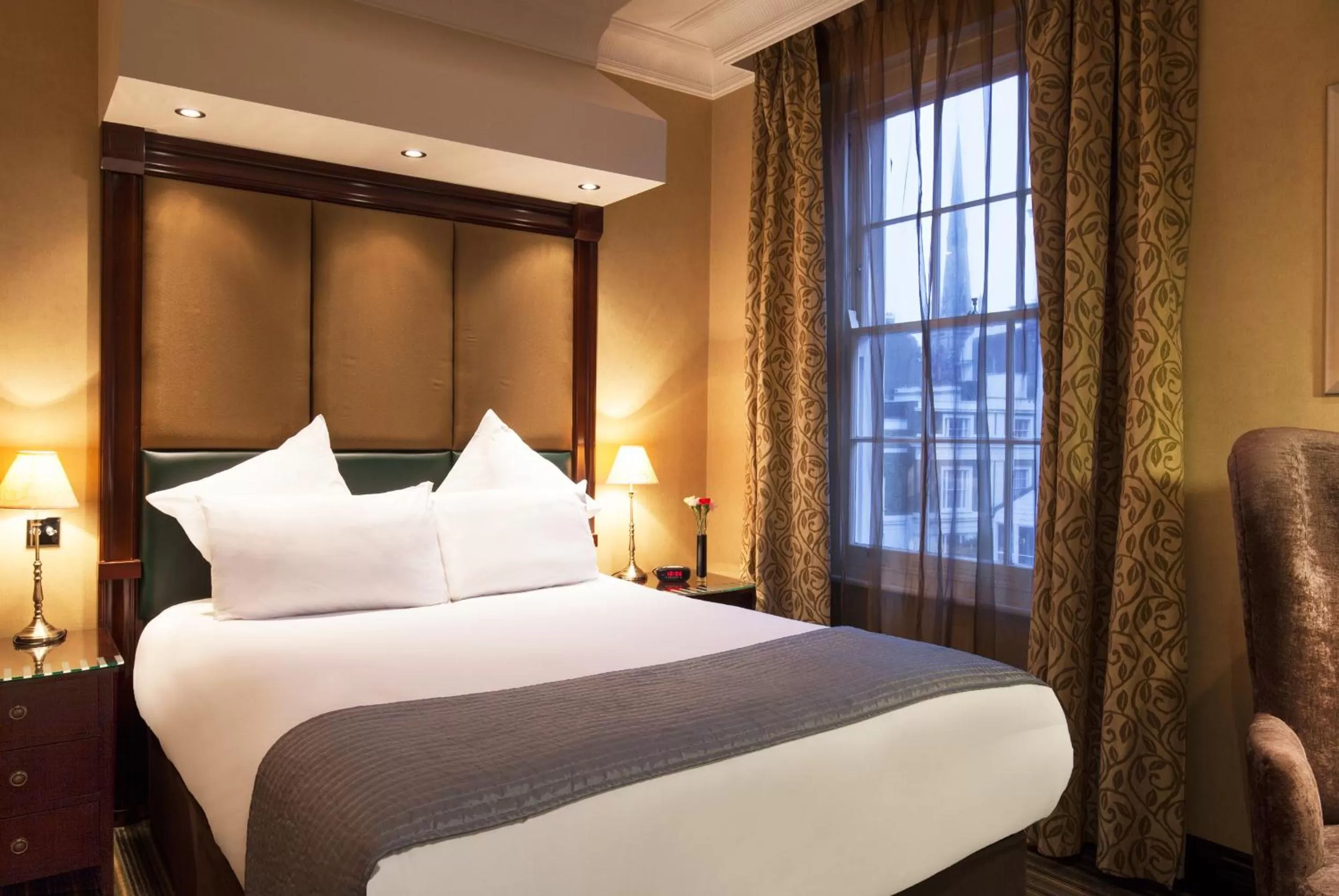 Bed in Park Grand Paddington Court