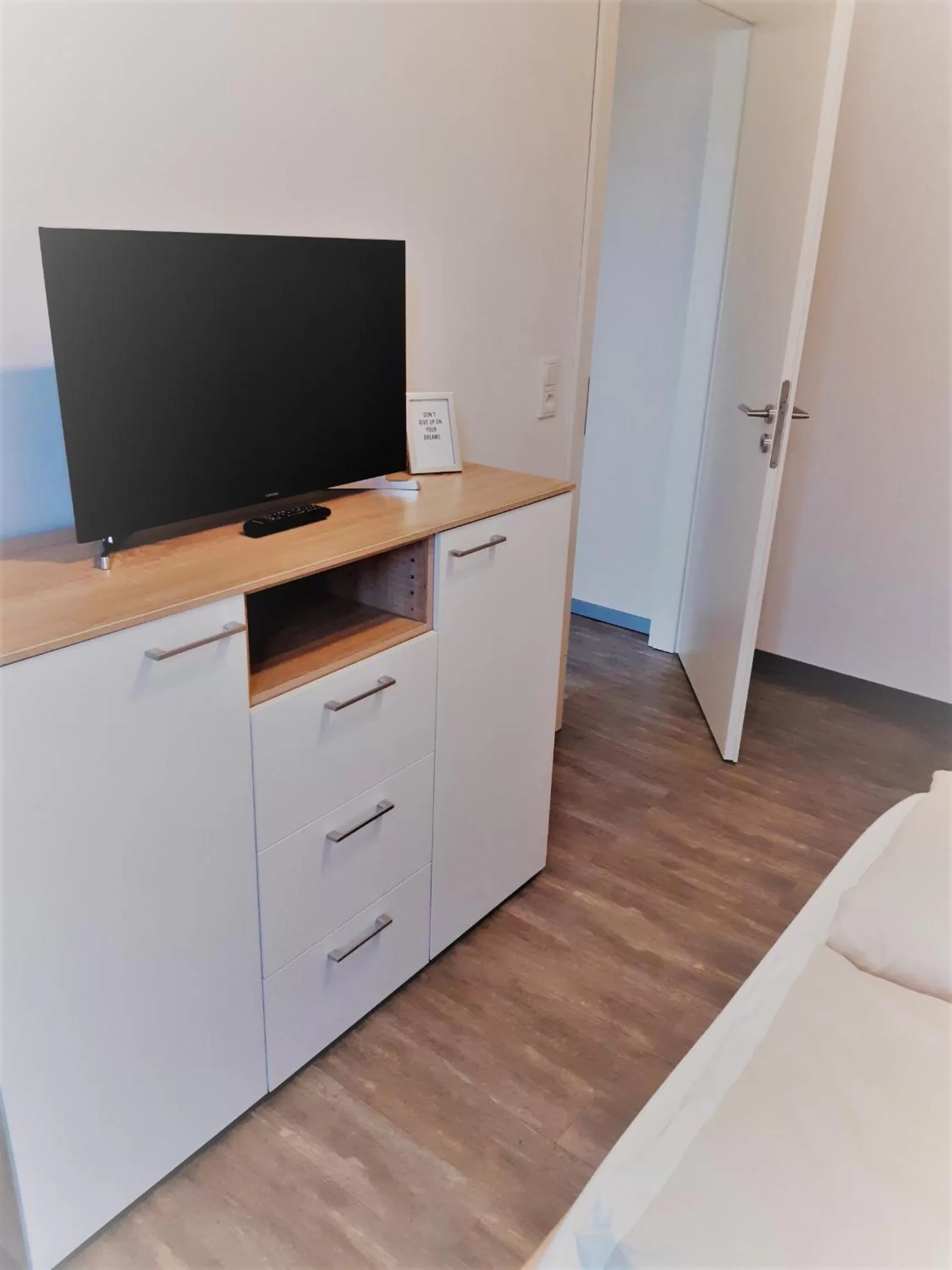 Decorative detail, Bed in Hotel M24 - Alle Zimmer mit Küchenzeile