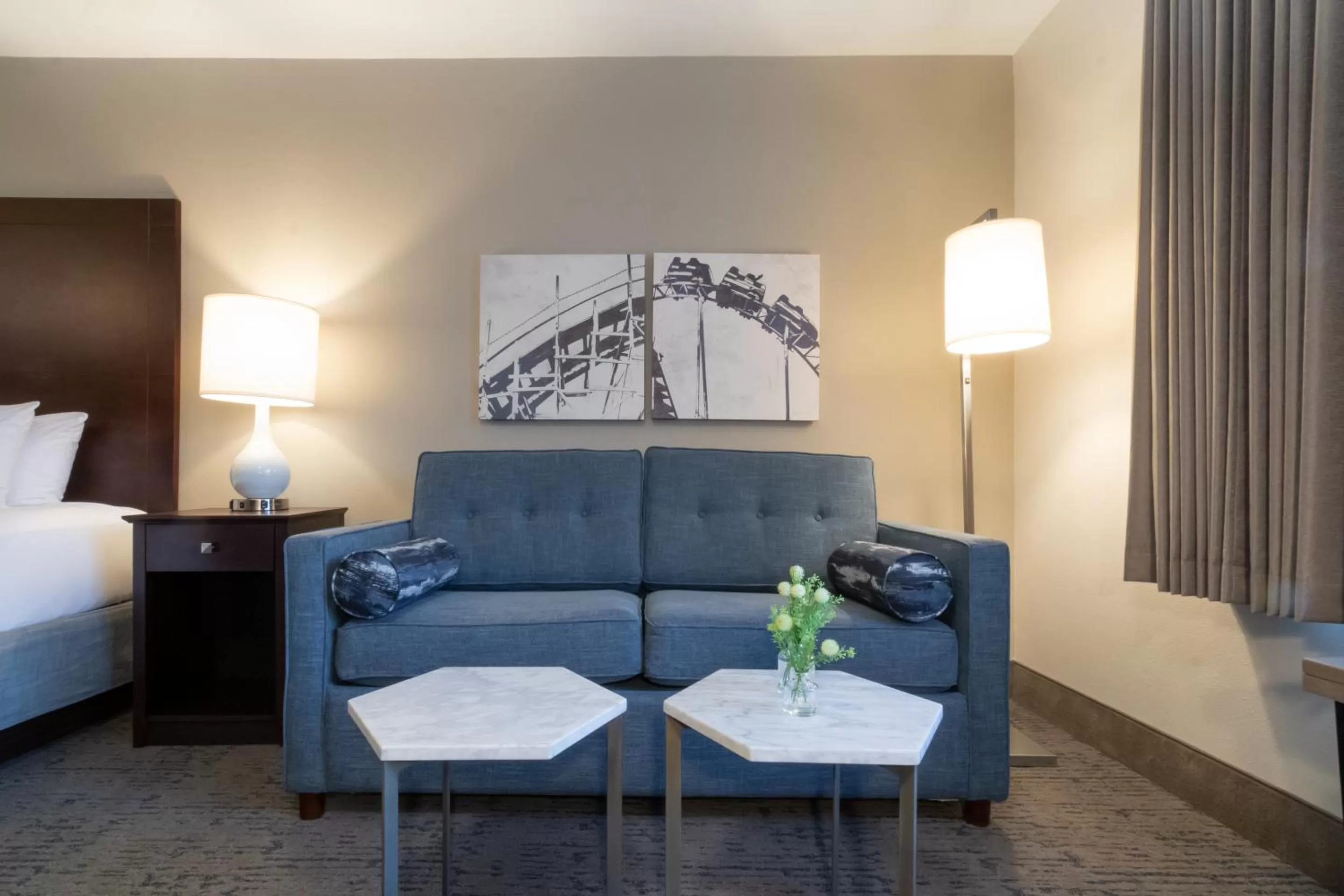 Bedroom, Bed in Oxford Suites Portland - Jantzen Beach