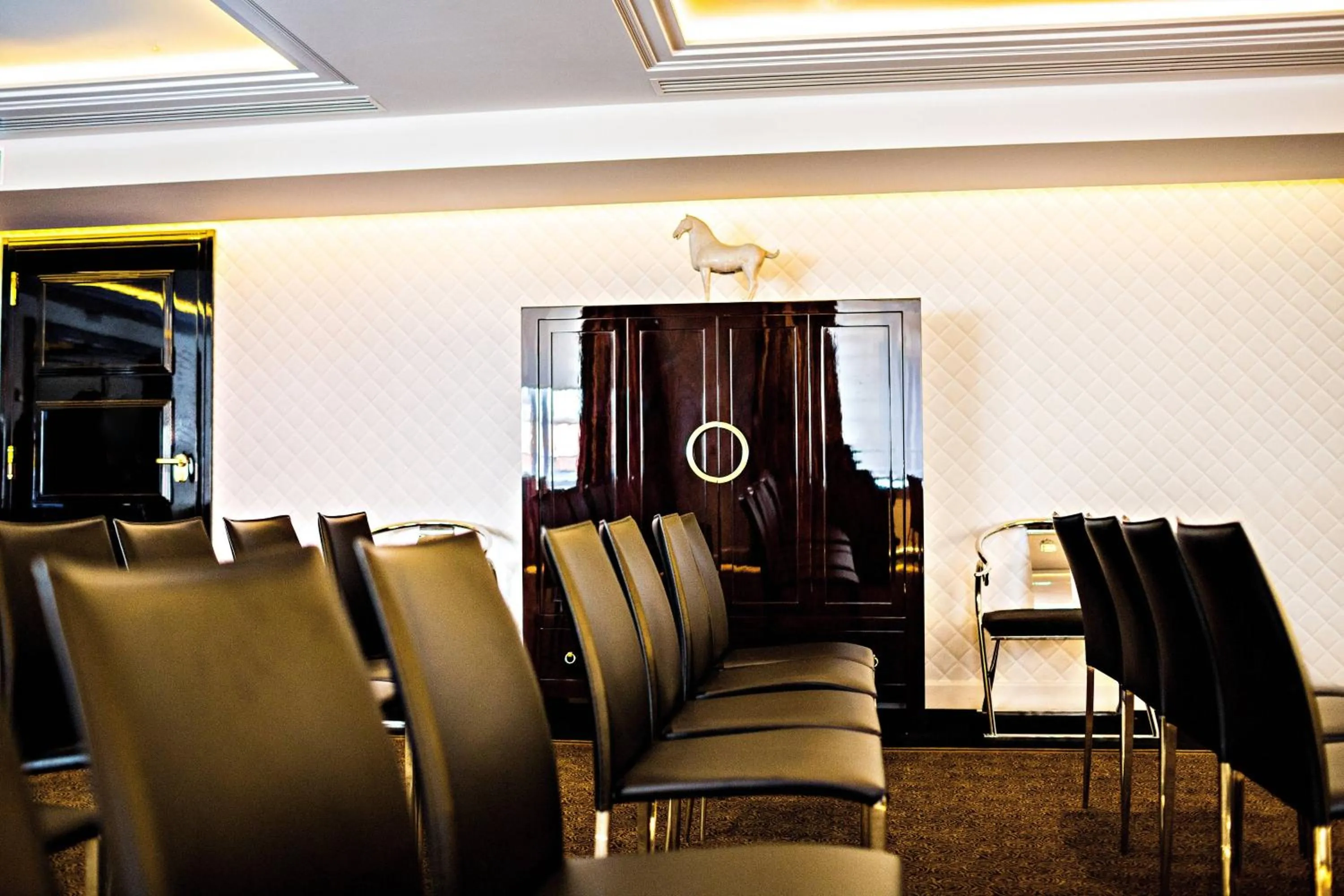 Entertainment in Prince de Galles, a Luxury Collection hotel, Paris