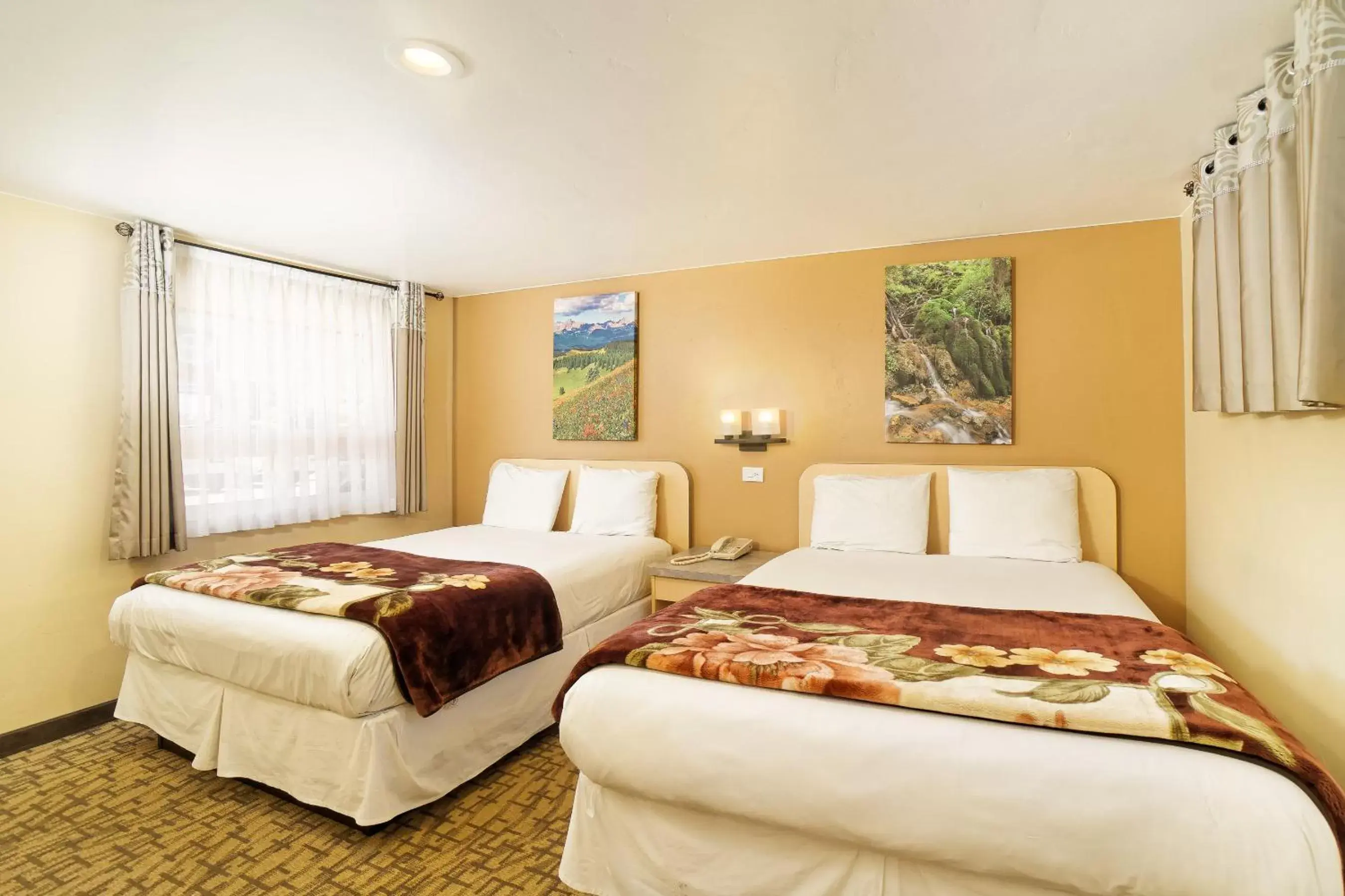 Photo of the whole room, Bed in Glenwood Springs Inn